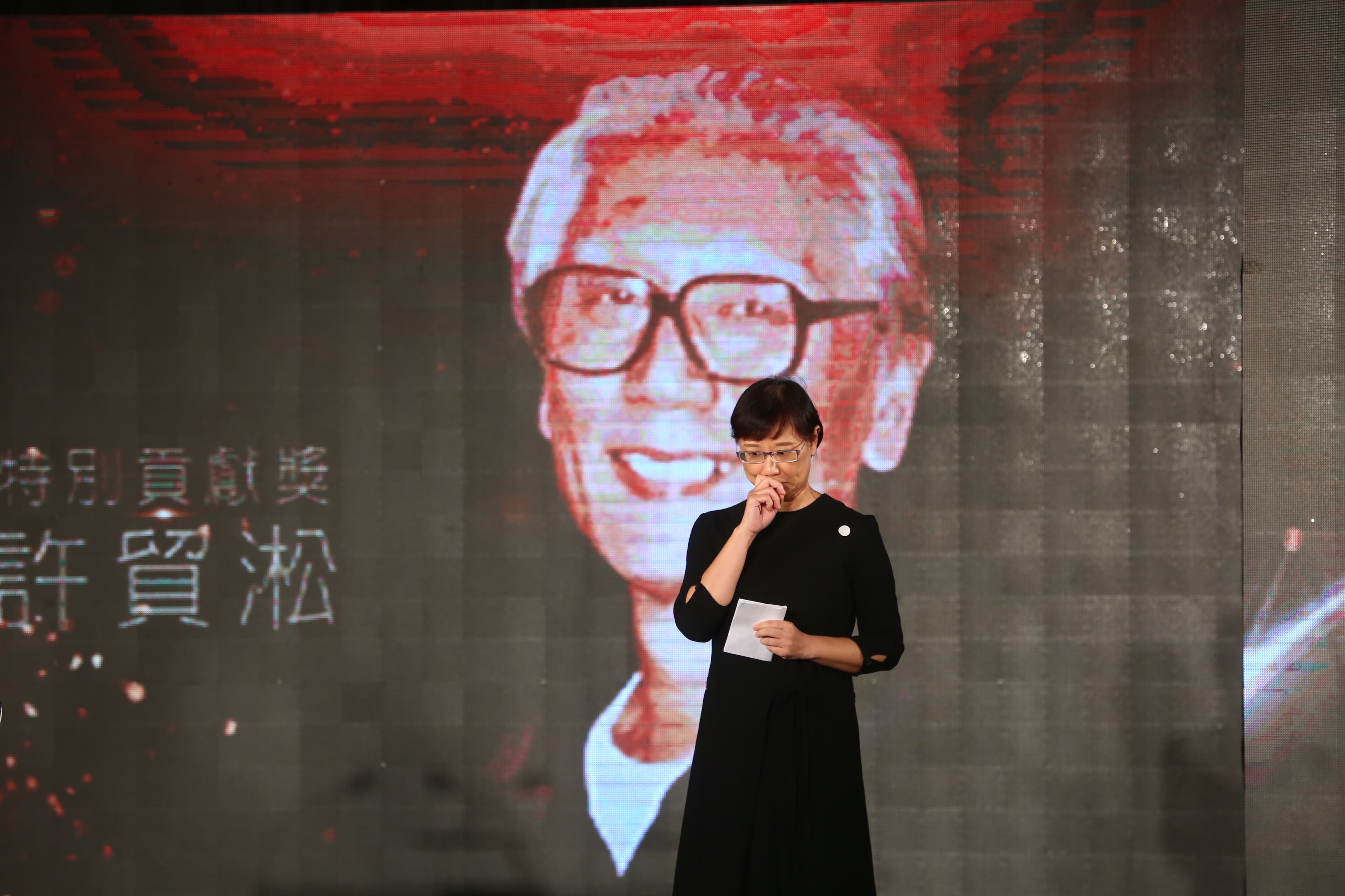 許貿淞女兒許綺芬代領獎項時，不禁哽咽落淚。