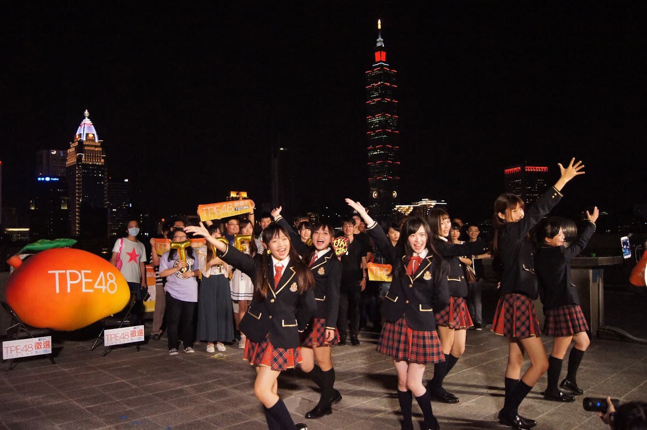 「48環島Go！」終站台北，48名幸運粉絲與其他4位AKB48台灣研究生歡迎雙胞胎歸來。