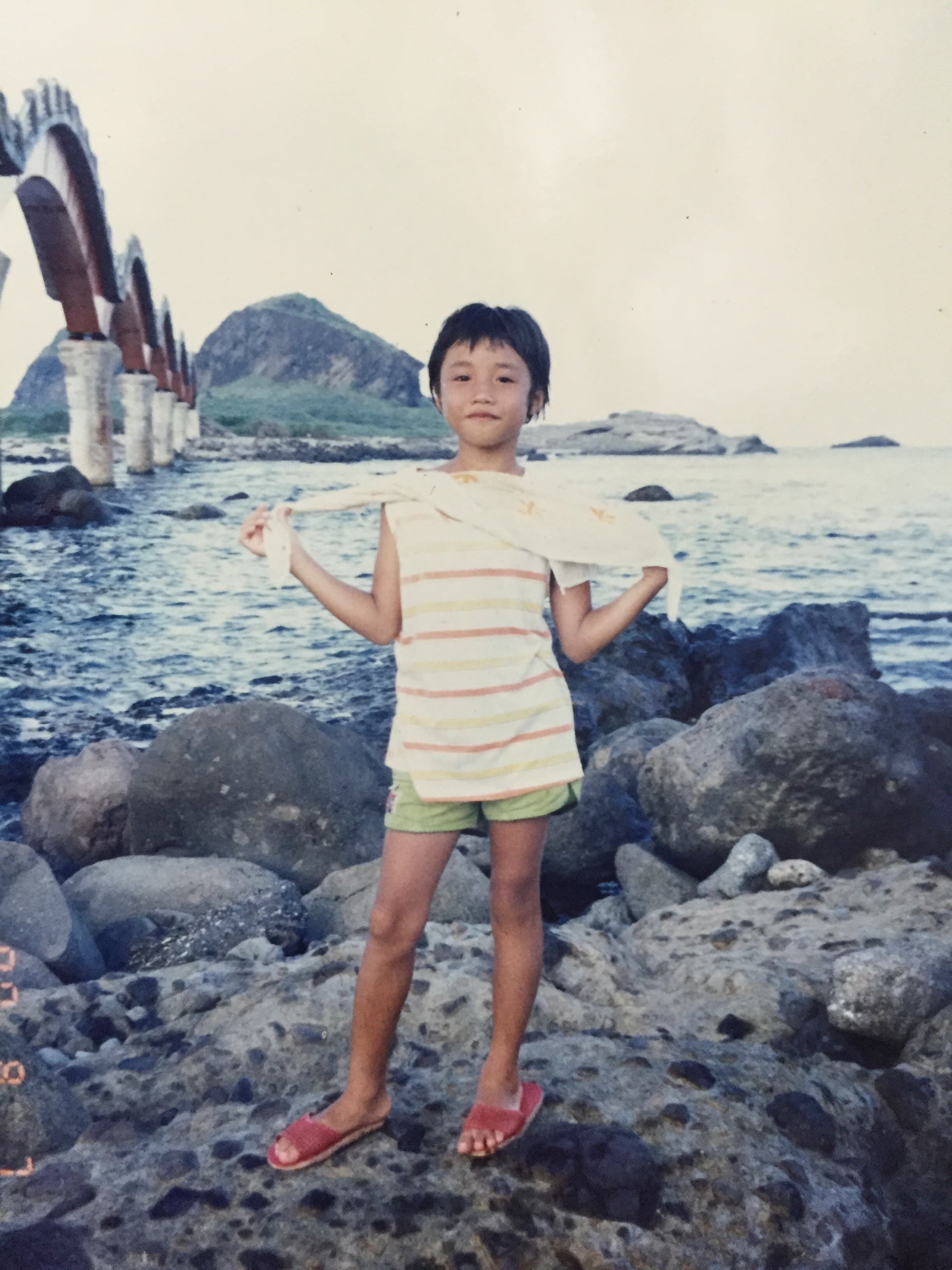 A-Lin小時候跑到三仙台海邊，想像自己是瑪丹娜，對著大海唱歌。（索尼提供）