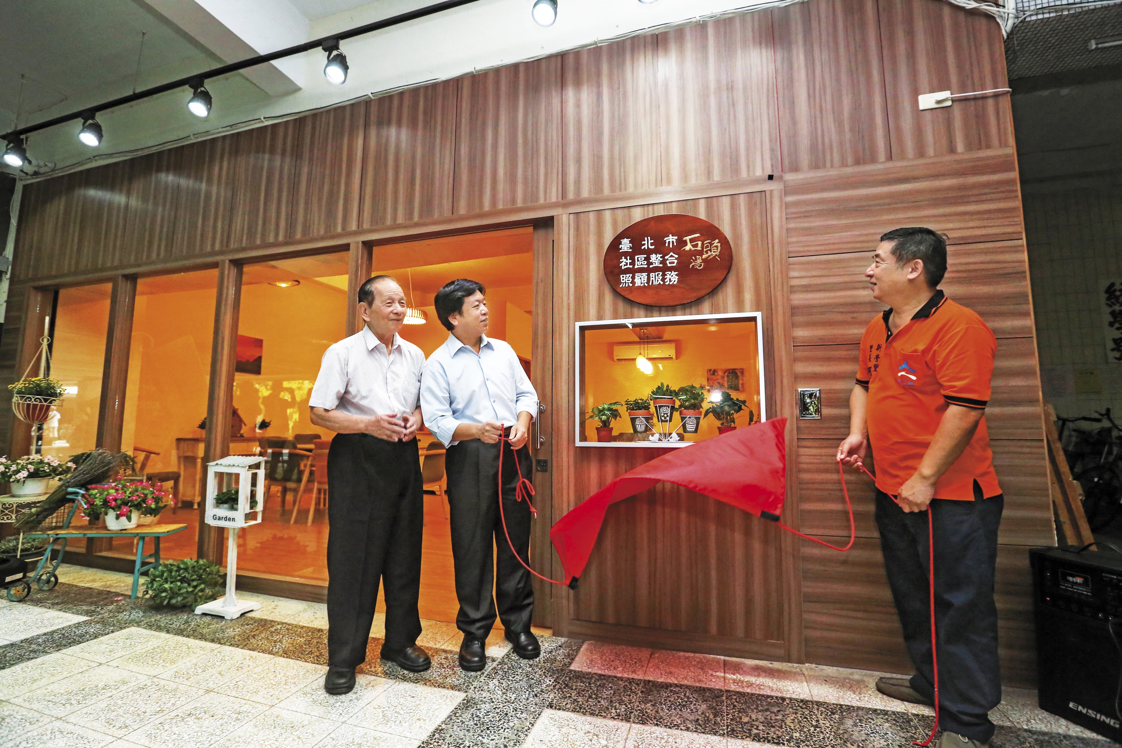 台北市社會局與位於愛國東路的新隆社區成立老人照顧服務站，圖中為台北市社會局長許立民。