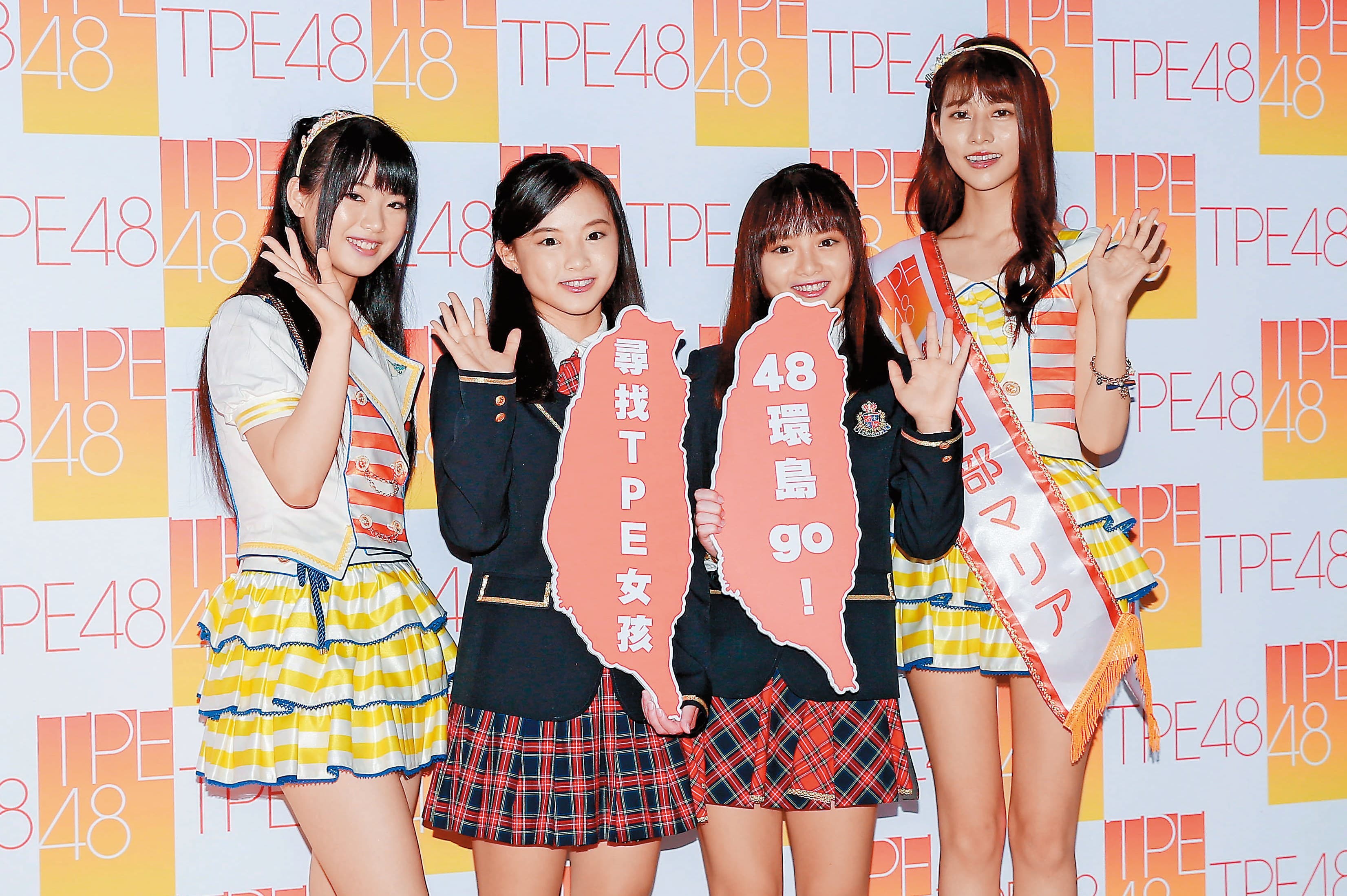 TPE48開始接受報名，台灣練習生陳詩媛（左二）、陳詩雅（右二）巡迴台灣宣傳活動，阿部瑪利亞（右）和馬嘉伶（左）替她們加油。（林弘斌攝）