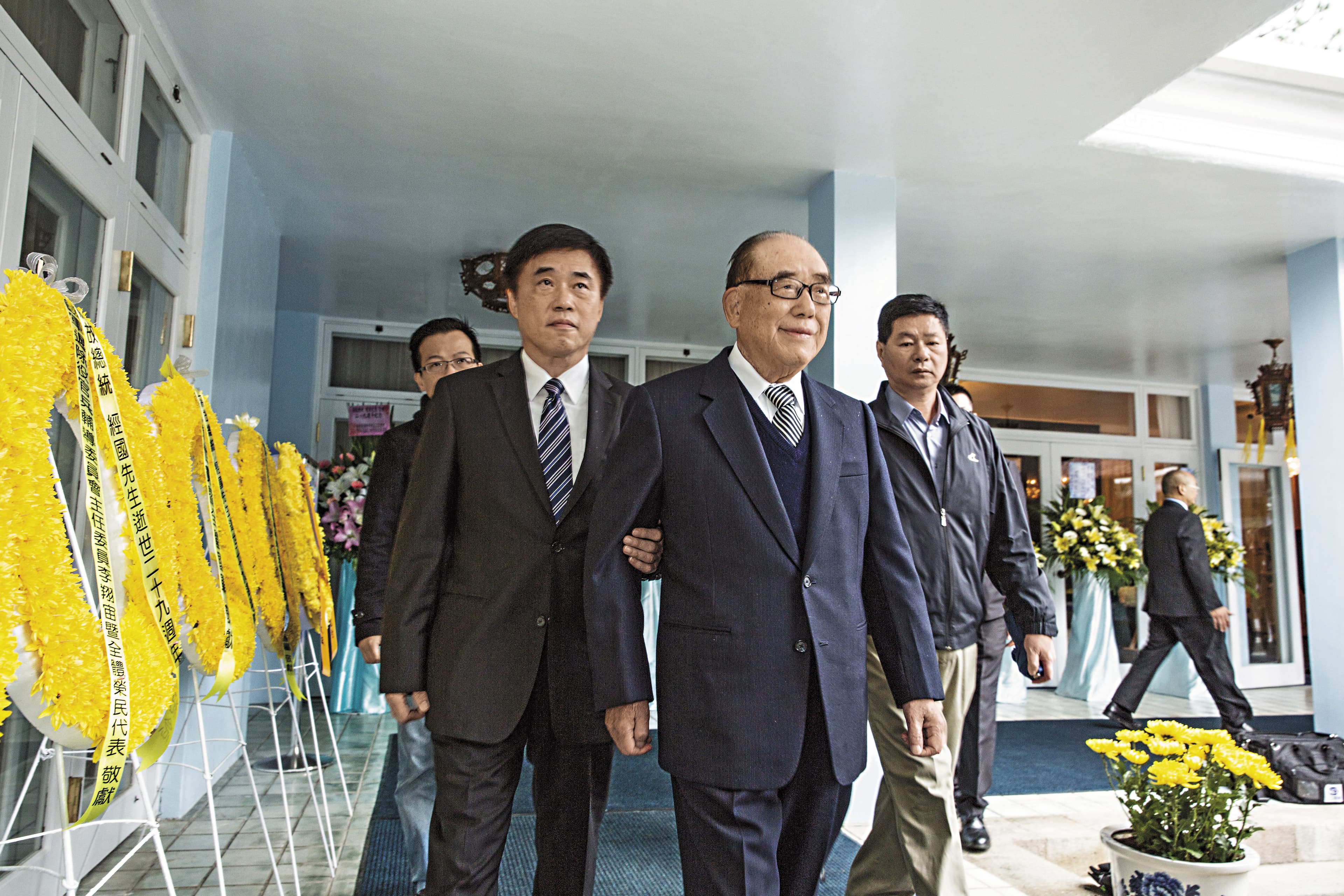 前行政院長郝柏村是抗日英雄，近年來在大陸備受禮遇，郝龍斌除了承接父親立場外，他因擔任紅十字會祕書長、台北市長與大陸建立互信、務實合作管道。