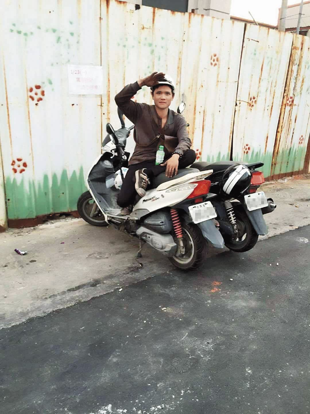 阮國非在台灣的建築工地打工，努力賺錢。（阮國非友人提供）