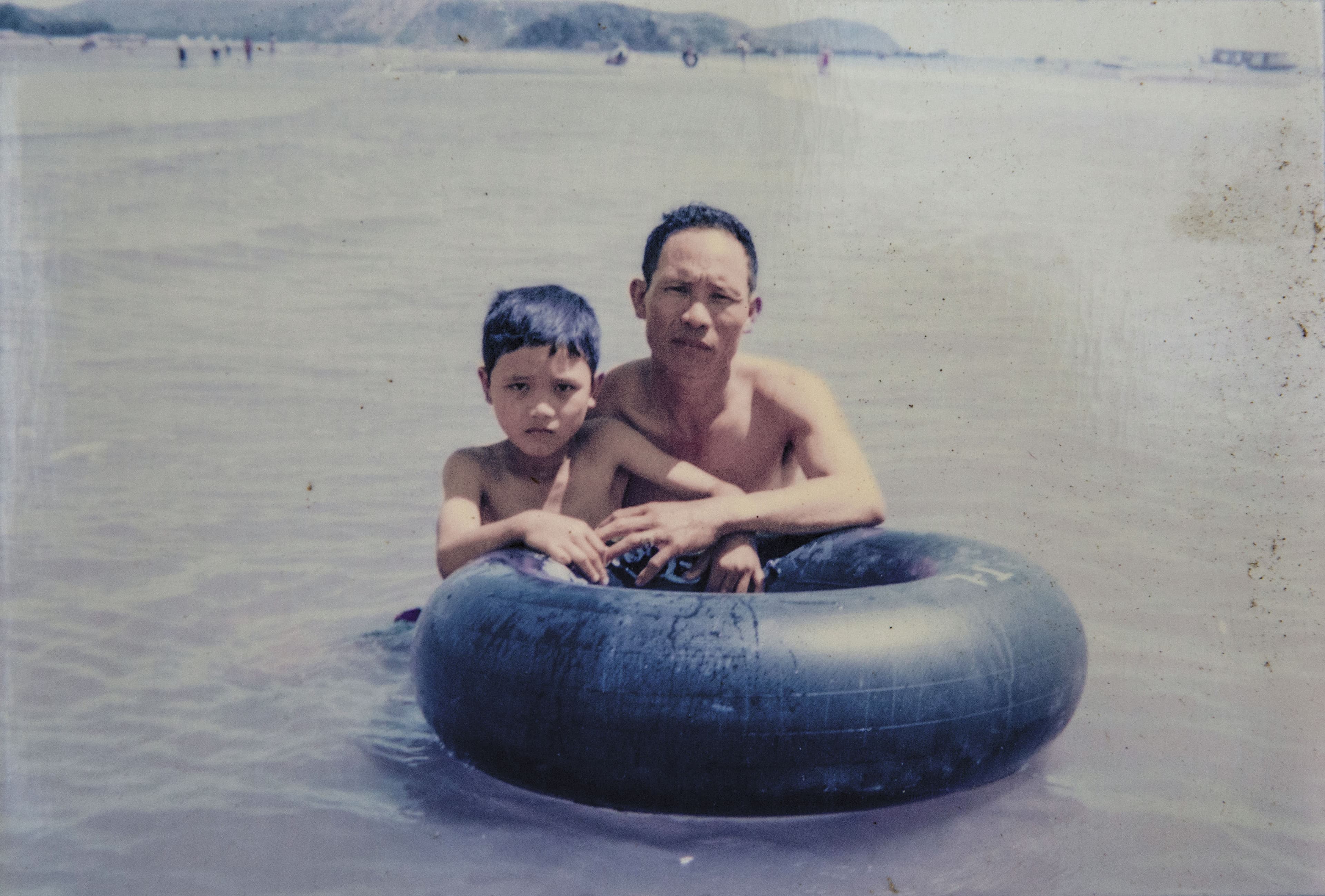 阮國非（左）從小與父母的關係緊密，家人都誇他孝順。（阮國非家人提供）