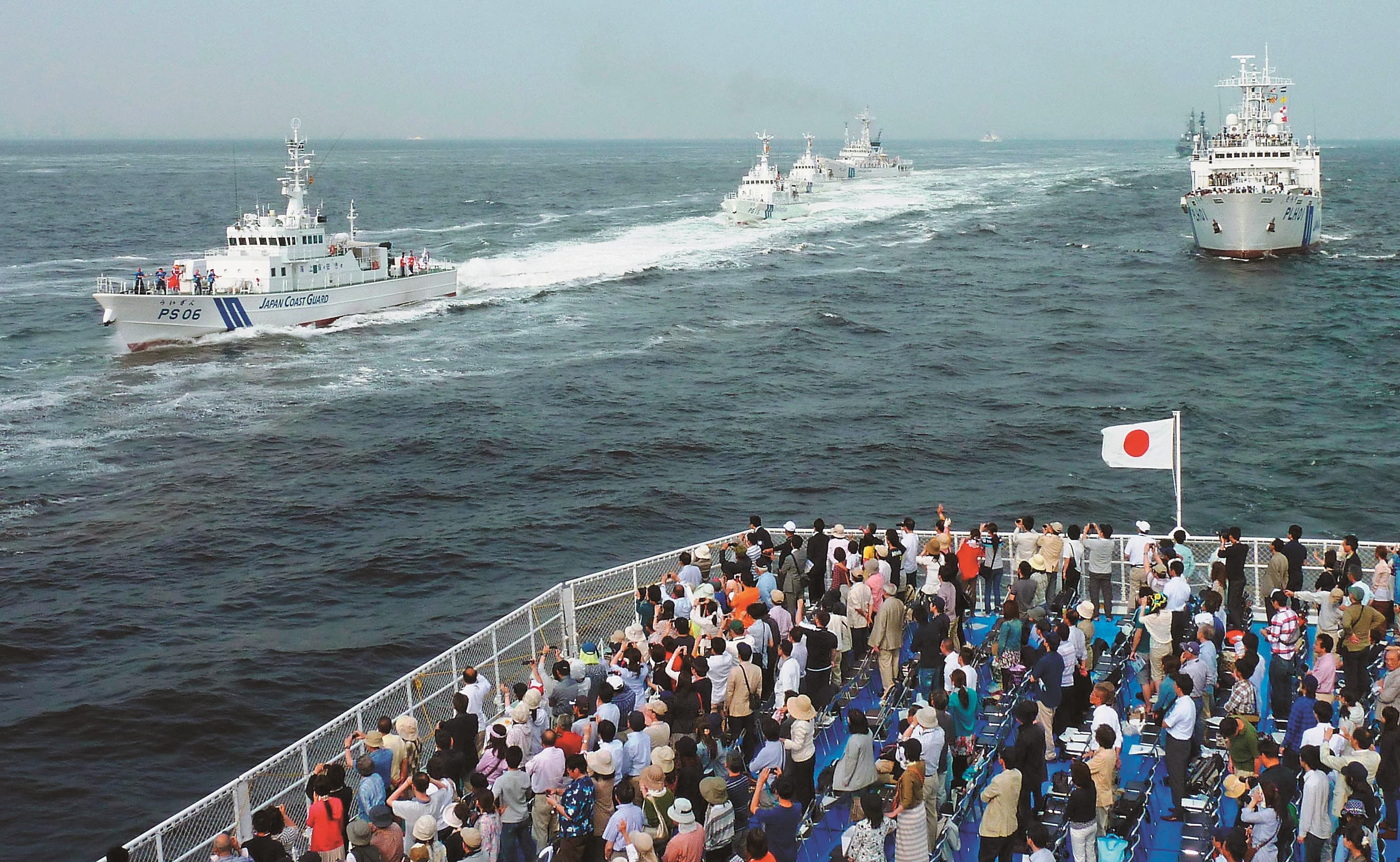 日本視釣魚台為領土，只要有漁船靠近，海上保安廳船艦都會靠近並驅離。圖為海上保安廳的演習。（東方IC）
