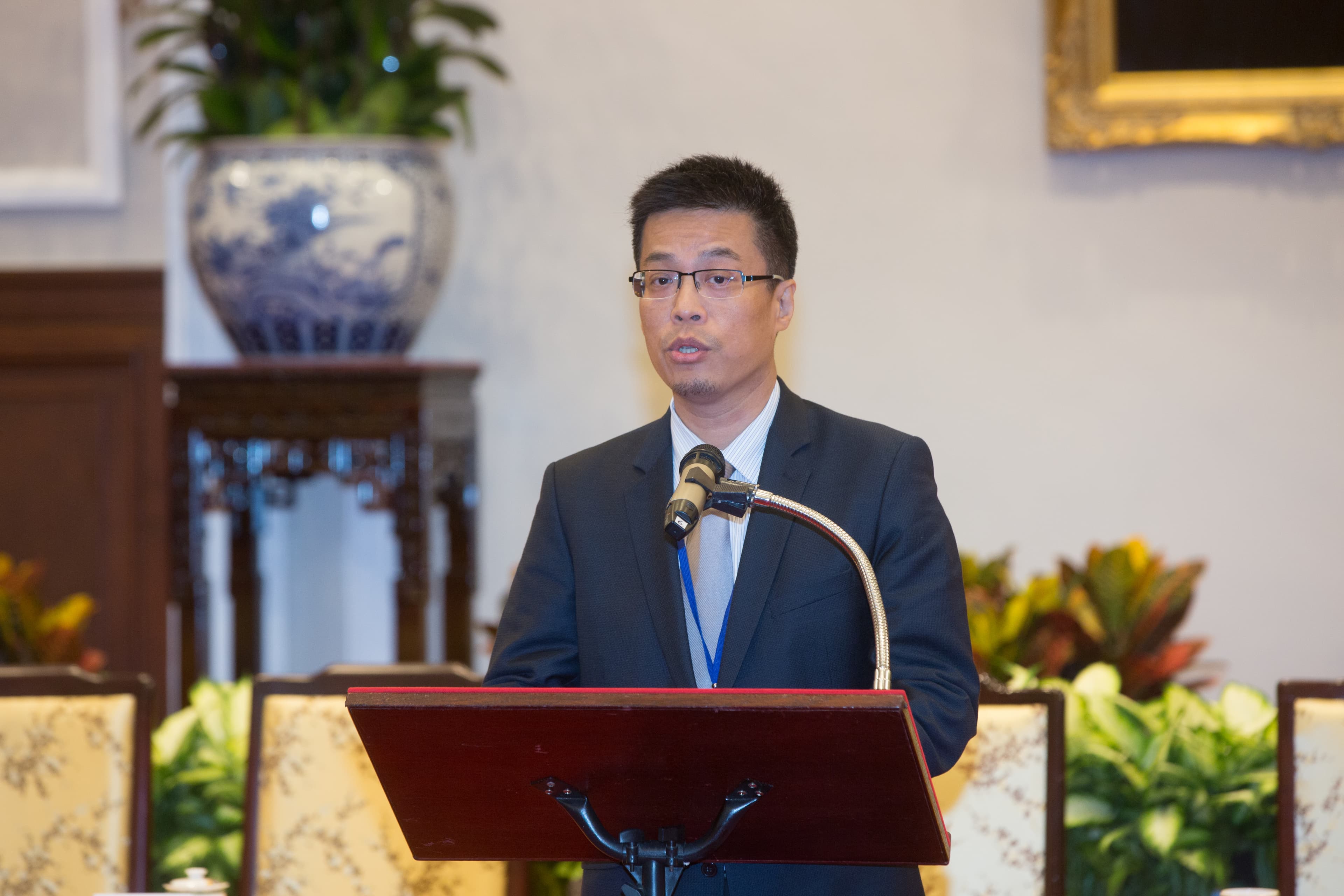 總統府發言人黃重諺表示，希望事前掌握我國研究船的作業區域，避免衍生與鄰近國家的爭議。