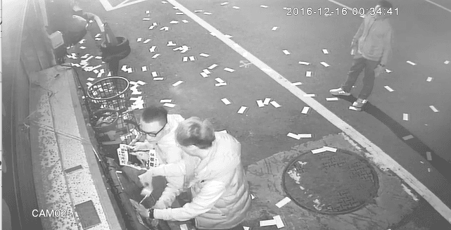 錢嫌等人至被害人住處撒冥紙恐嚇。（刑事局提供）