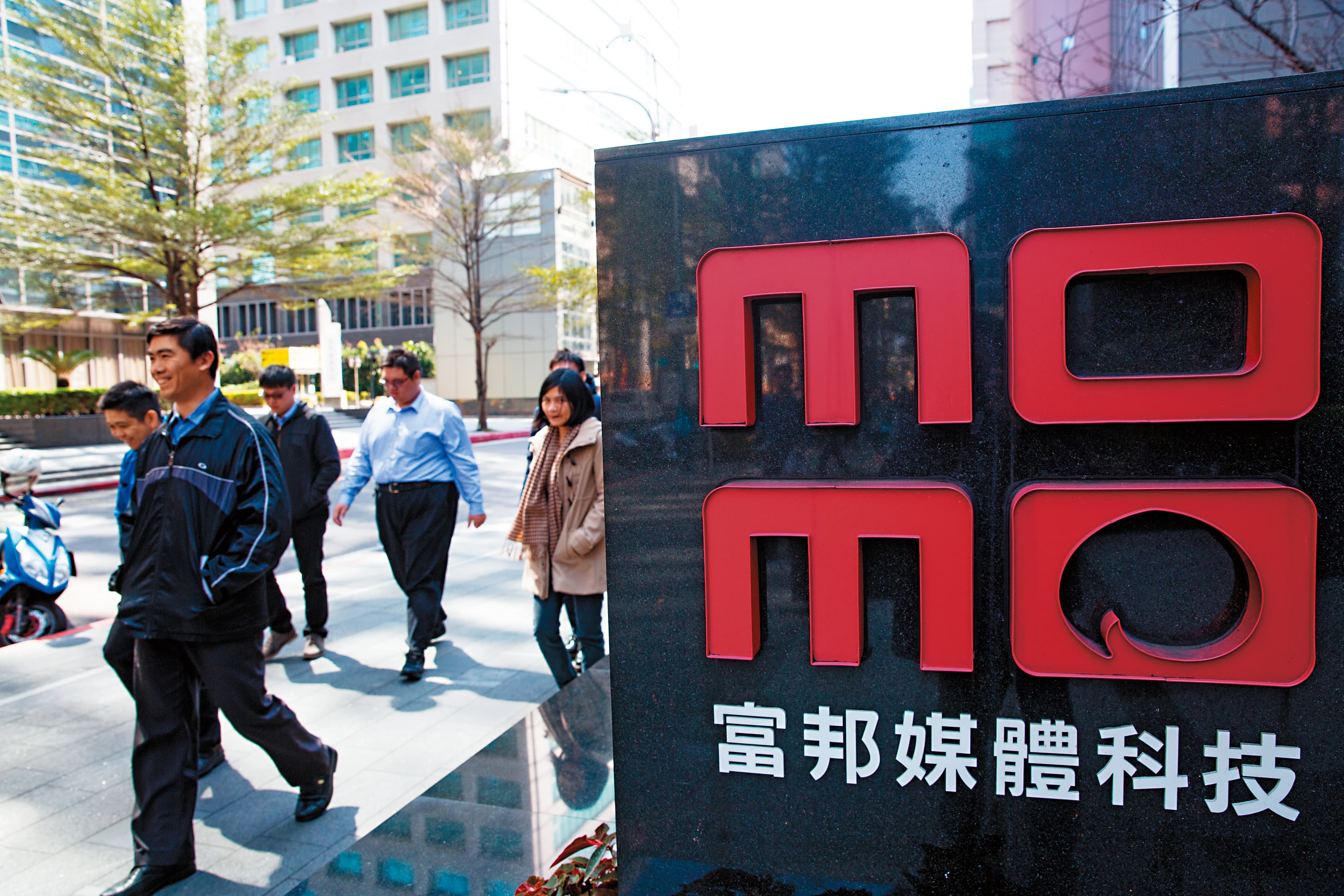 國內電商平台momo的客戶主要來自上班族，尤其美妝產品深受歡迎。