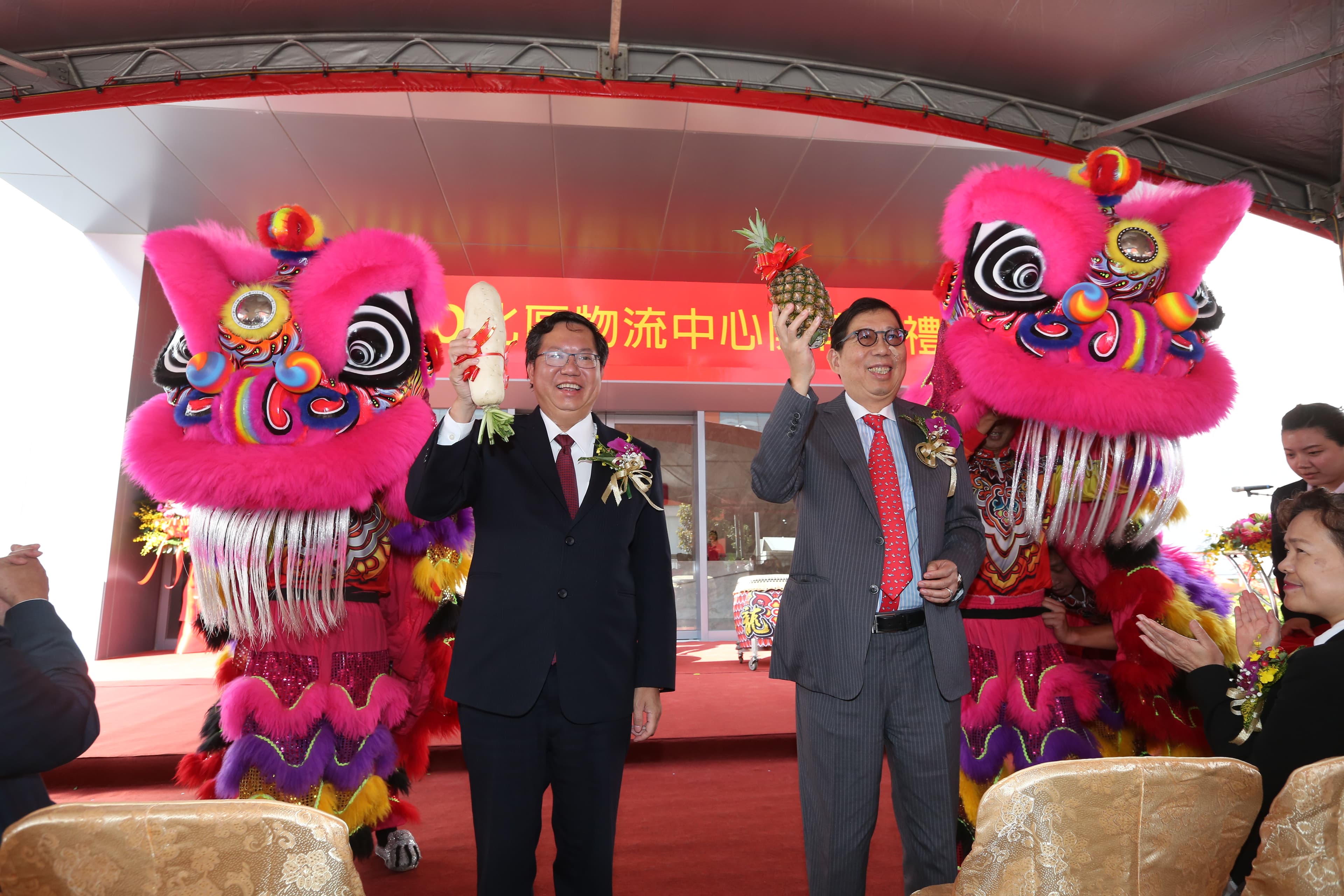 桃園市長鄭文燦（左）出席開幕典禮，大大推銷桃園是物流中心聚集處。