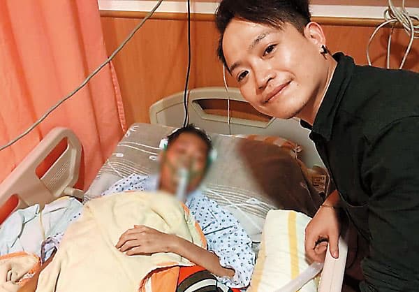網友楊小姐在臉書私訊後，游子軒（右）直接親送壽喜燒食材、在台北料理，也去探望楊小姐的癌末弟弟。幾天後，楊小姐的弟弟安詳辭世。（取自爆料公社）