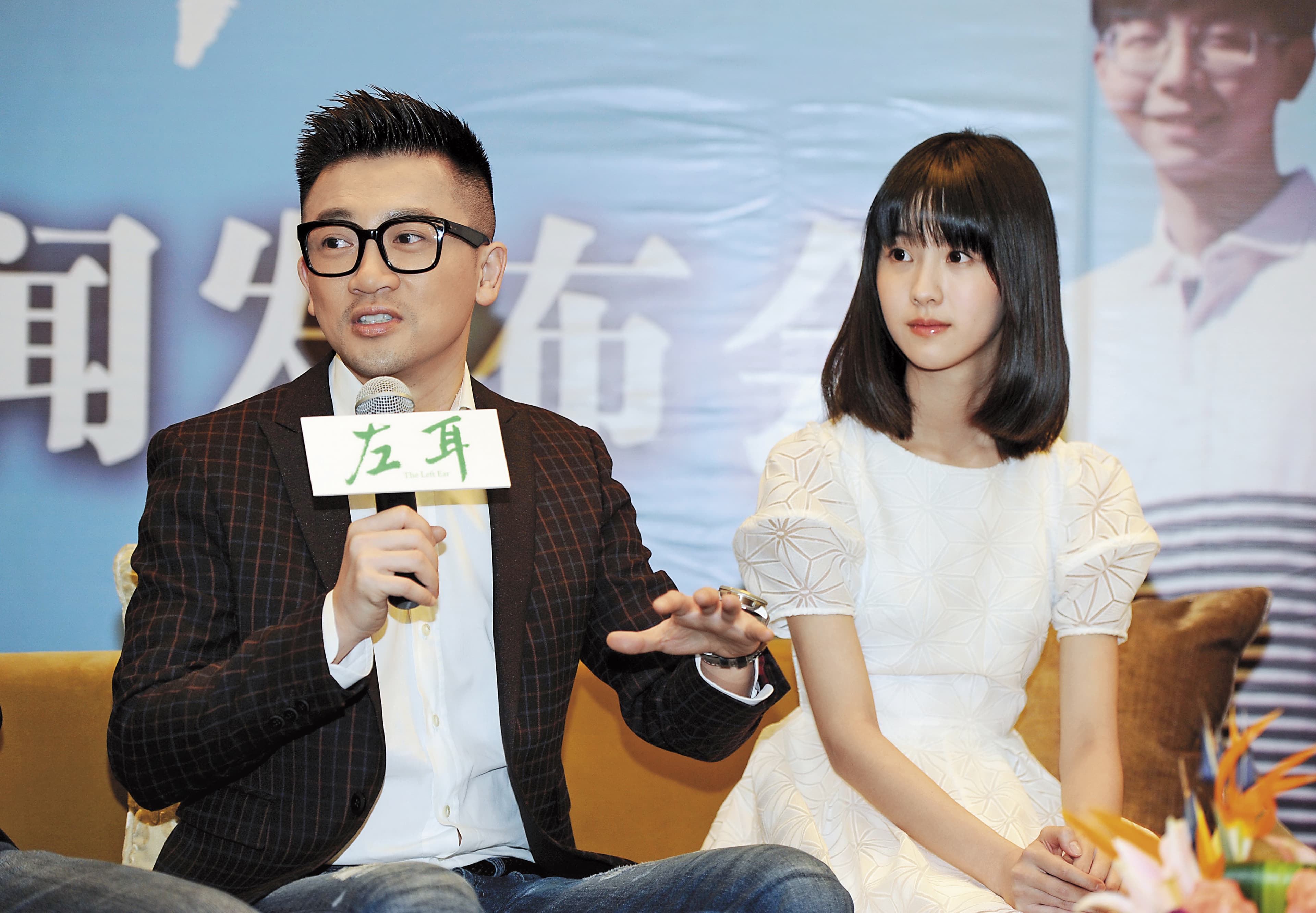 蘇有朋（左）執導的電影《左耳》創下新台幣22.2億元票房後，原著也趁熱被改編成舞台劇版本。右為電影女主角陳都靈。（東方IC）