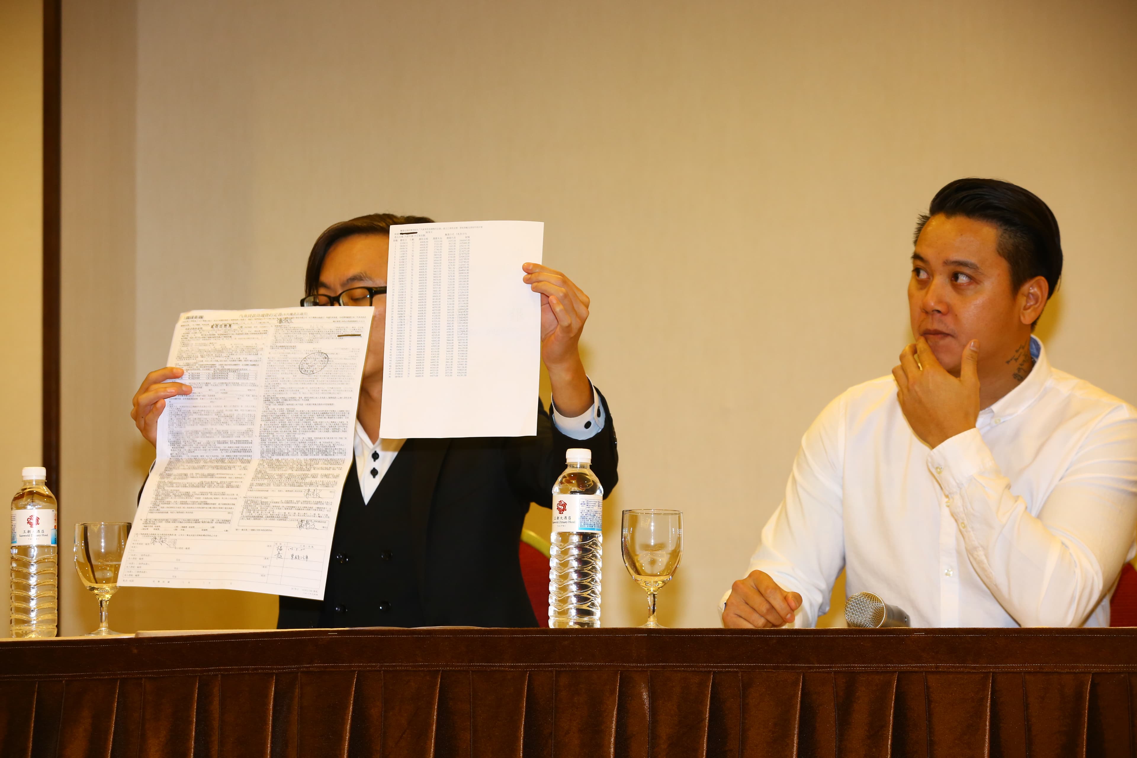 陳鴻文當場提出貸款證明為憑，並提告捍衛清白。