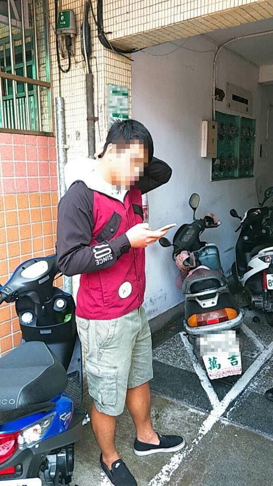 受僱潑灑瀝青的胡姓大學生。（翻攝畫面）