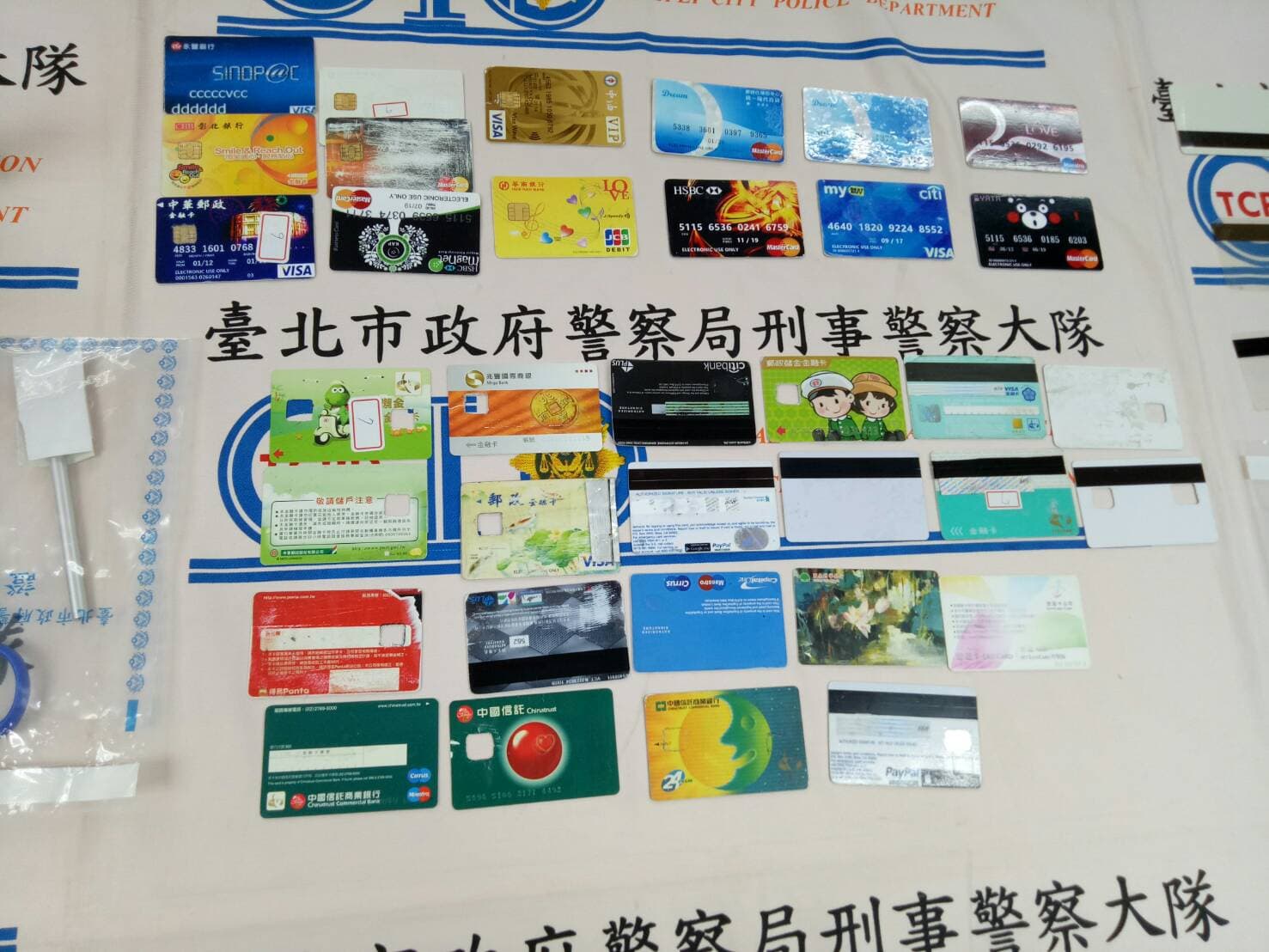 「偽卡集團」所製成的假信用卡。（警方提供）