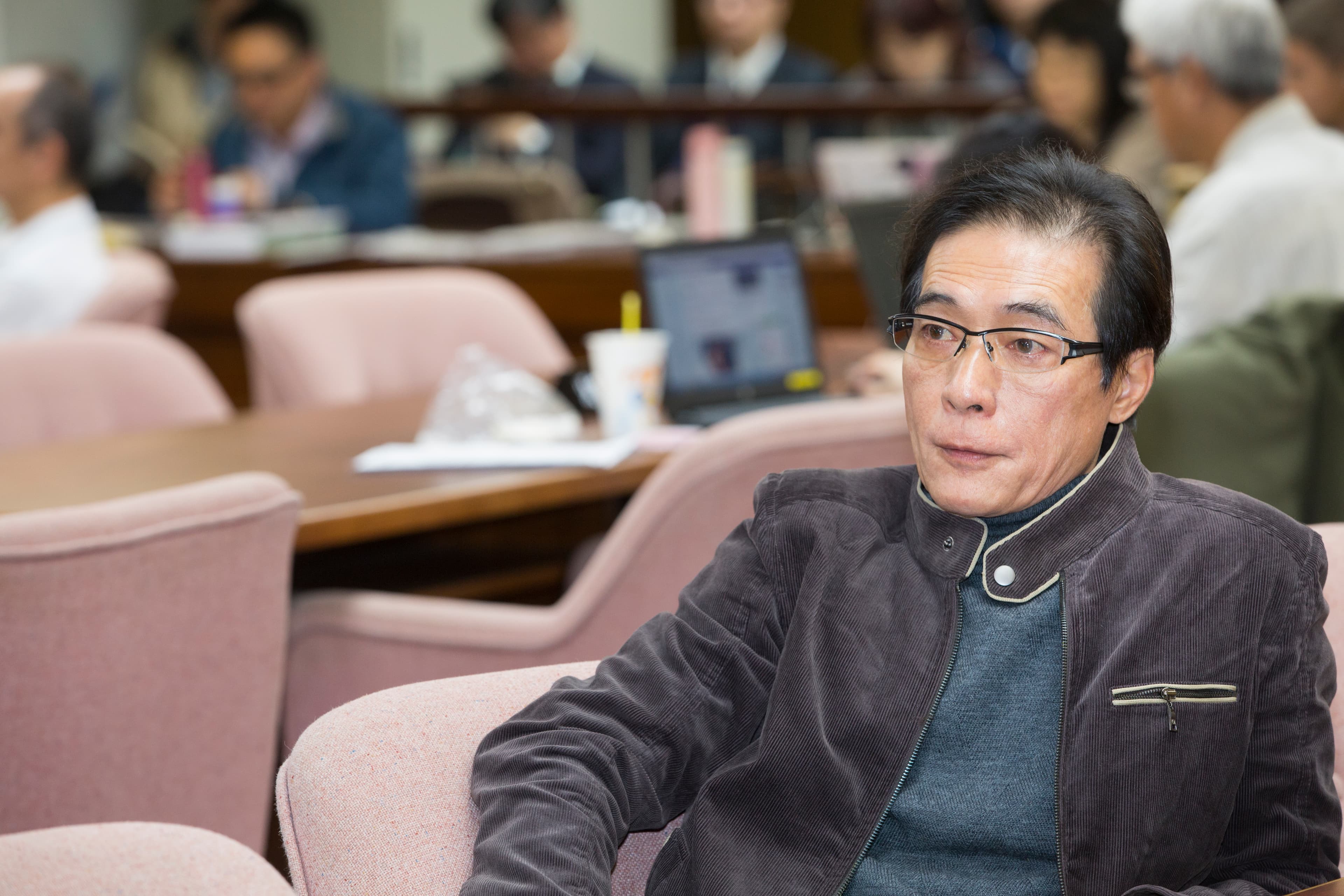 勞工團體出身的不分區立委鍾孔炤也在會中發言開砲。