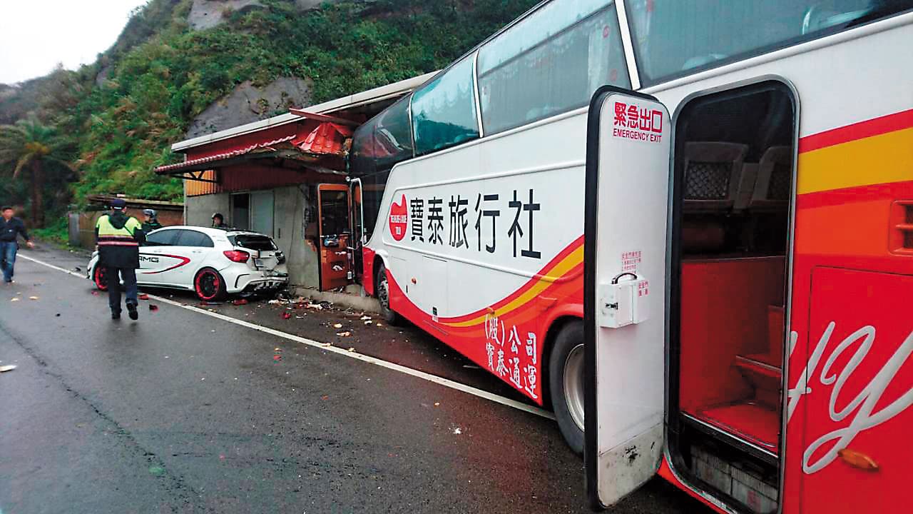 今年3月6日，陳俊男開車時發生心因性休克，車子失控撞上民宅及車輛，車上20餘名陸客均安。（警方提供）
