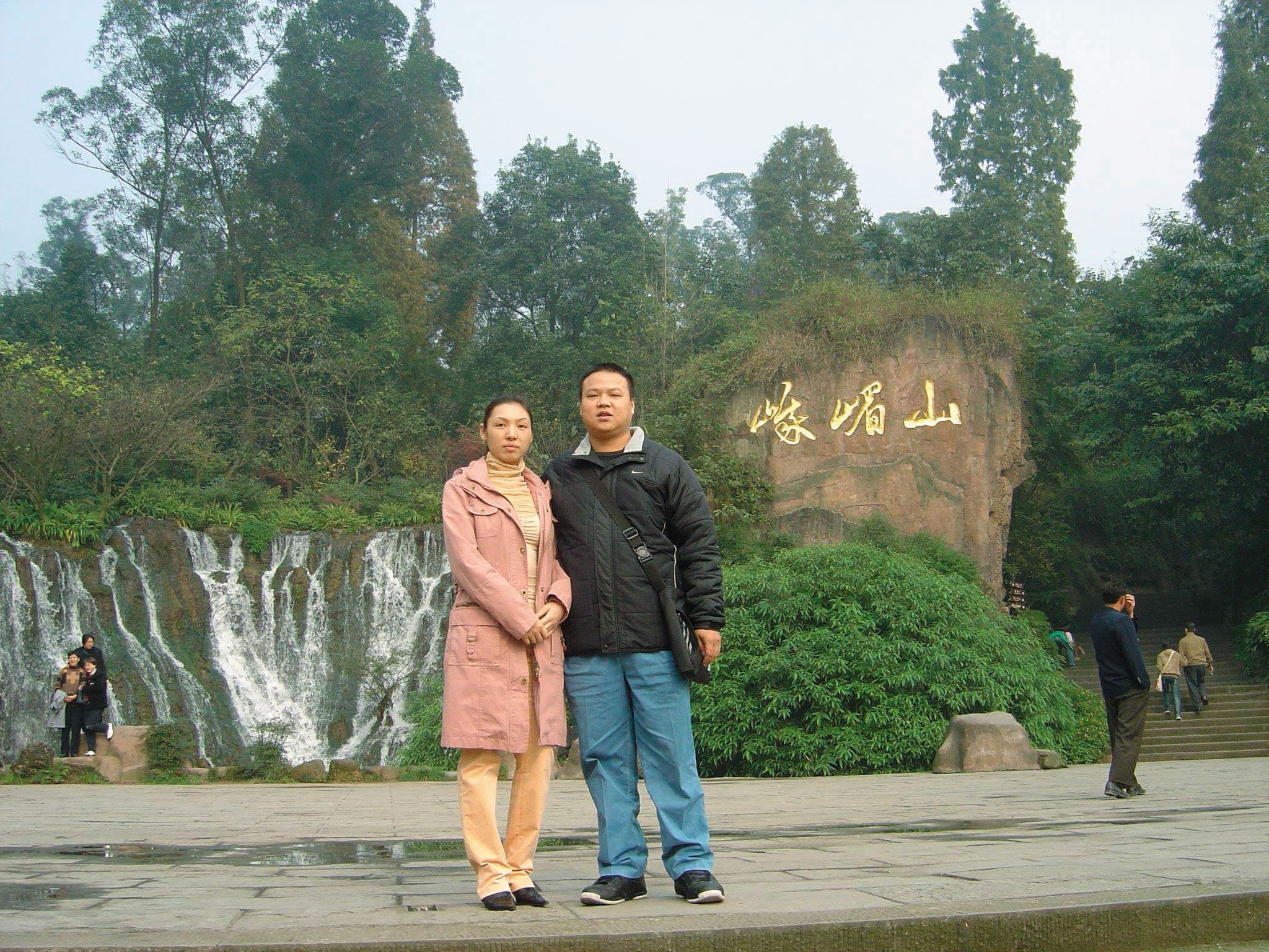 陳俊男（右）與前妻黃夢（左）在海南島相識，婚後回台生子，家中經濟日漸困頓，夫妻經常大吵，2014年離婚。圖為2人在峨嵋山留影。（翻攝自臉書）