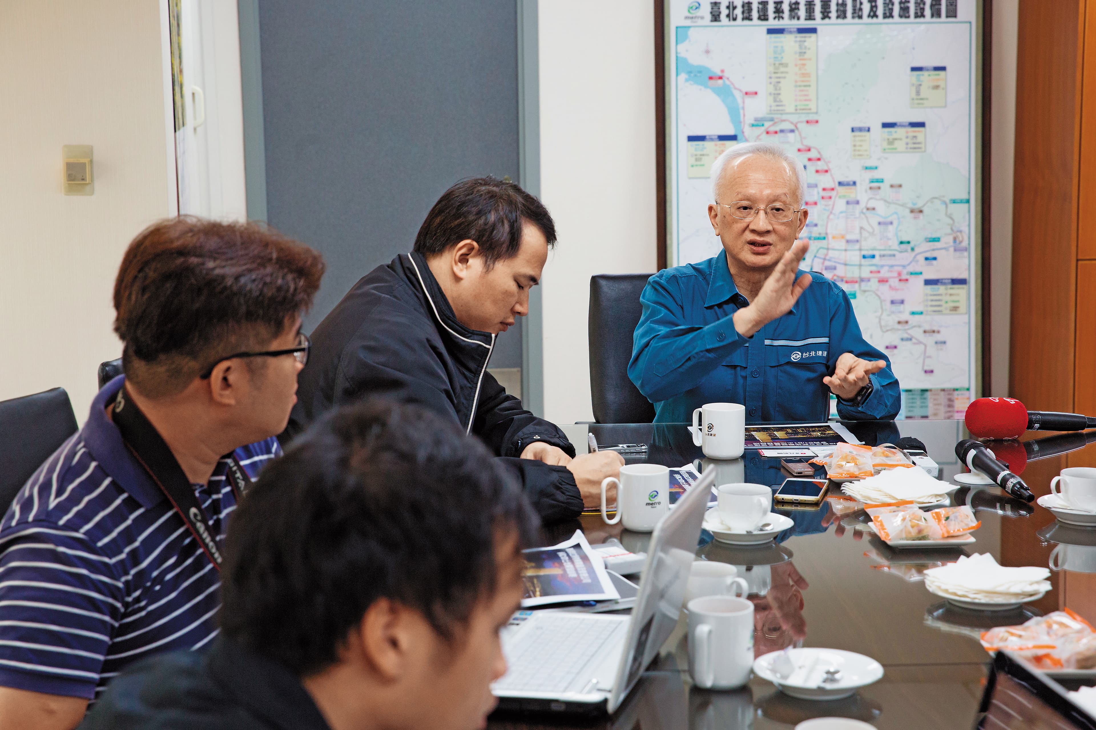 北捷董事長董瑞斌（右）認為，北捷要永續經營，必須發展可長可久的副業。