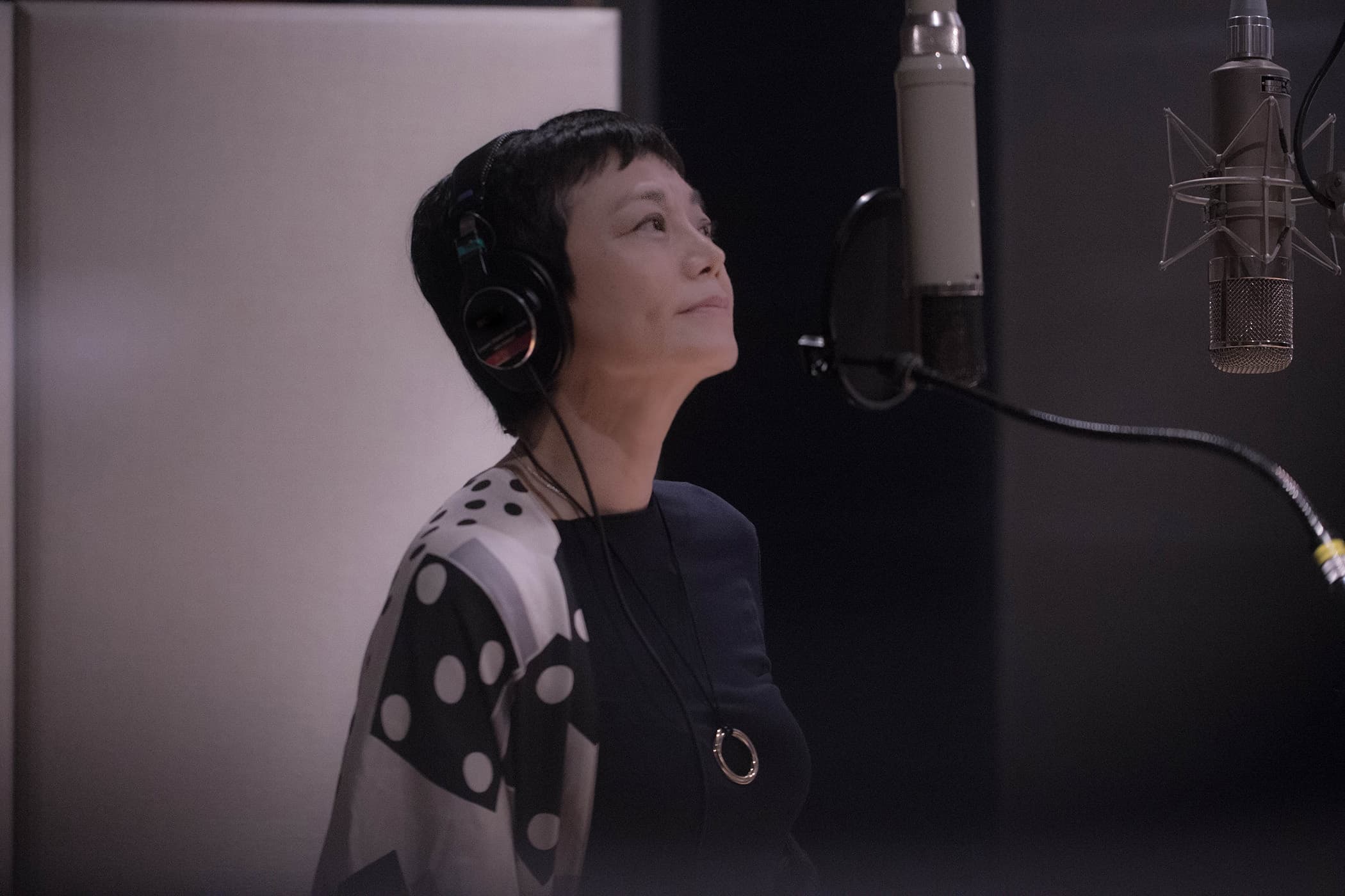 久未開金口唱歌的張艾嘉演唱〈最愛〉兩句經典歌詞，呼應31年前自編自導自演的電影《最愛》。（潮水音樂提供）