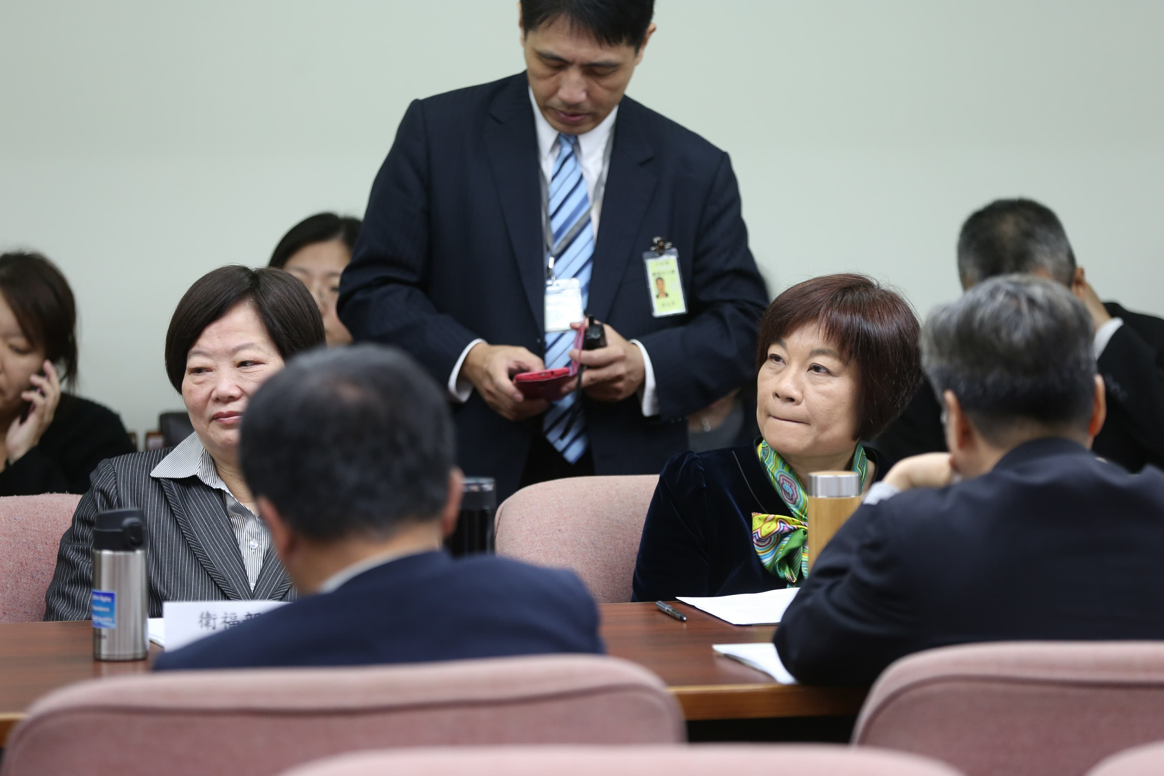 國發會主委陳美伶（右2）、衛福部長陳時中（背對左1）都接到行政院長賴清德電話，因此親自出席委員會。