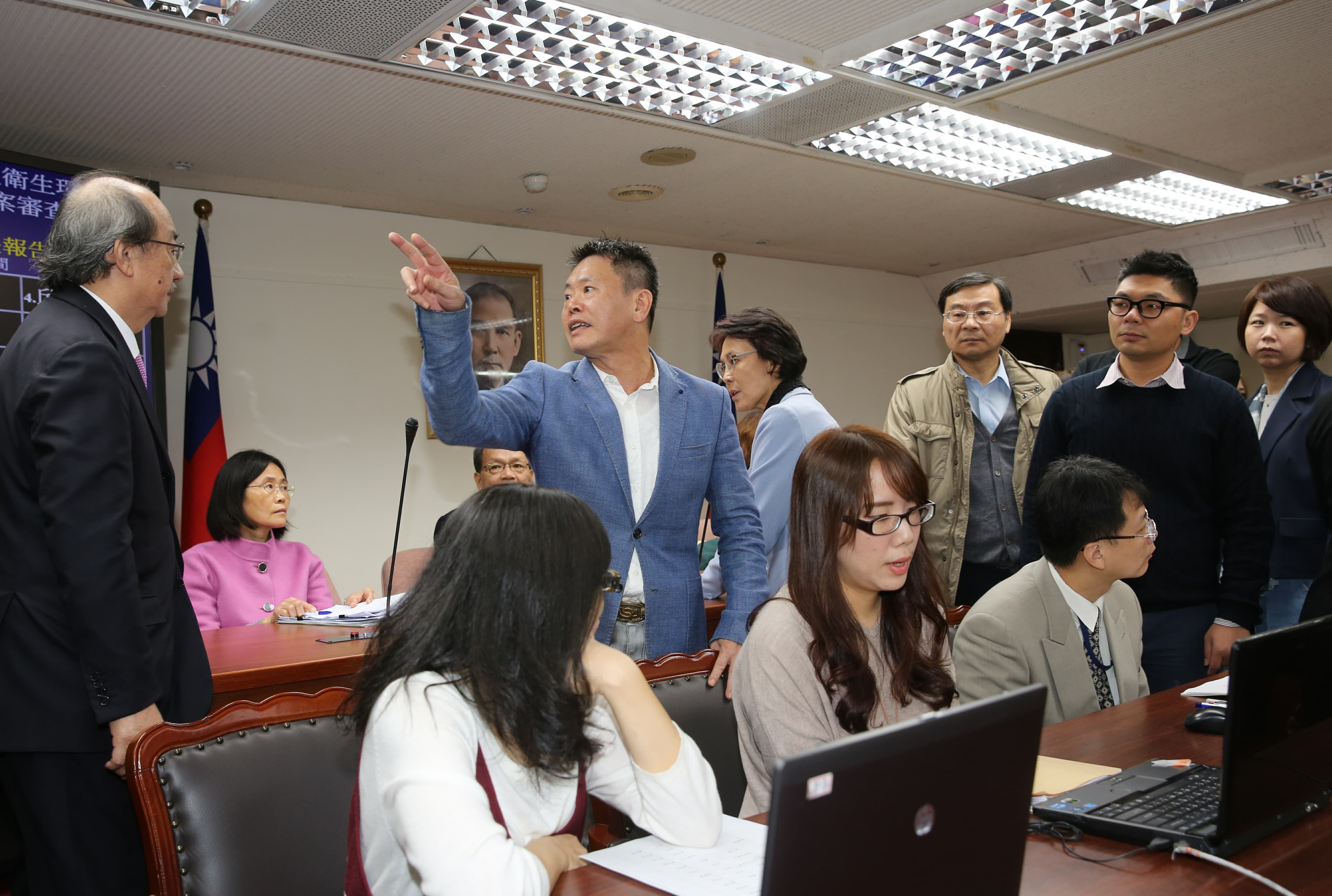 國民黨團書記長林為洲（左2）率領黨團立委向民進黨團總召柯建銘抗議程序發言無法進行。