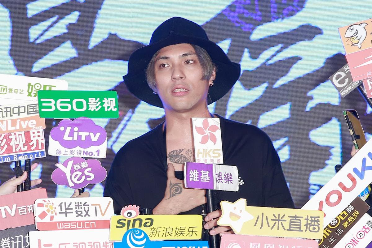 嘎嘎本身有正牌女友，卻劈腿安心亞及其他女生，遭到正宮報復，將他與安心亞的私密對話及掀裙影片在網路上散布。