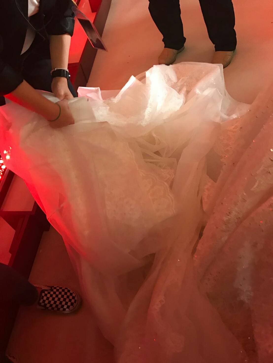 接受電子媒體訪問時，江宏恩老婆Vanessa的婚紗燒起來了。