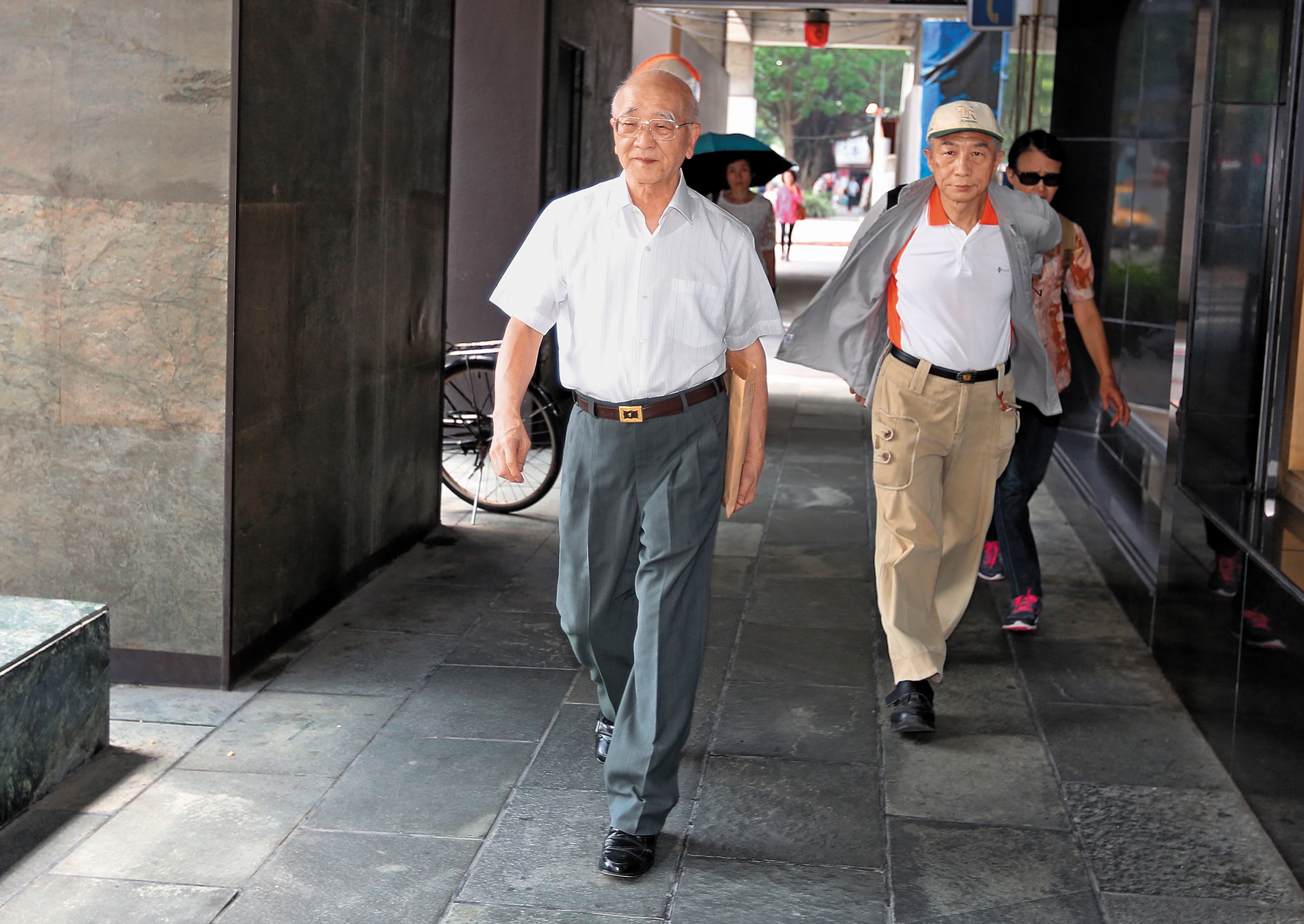 國語日報董事長林昭賢(左)原本上週傳出有意請辭,但發現其餘董事無意修改章程後,決定不辭要做到明年80歲退休。
