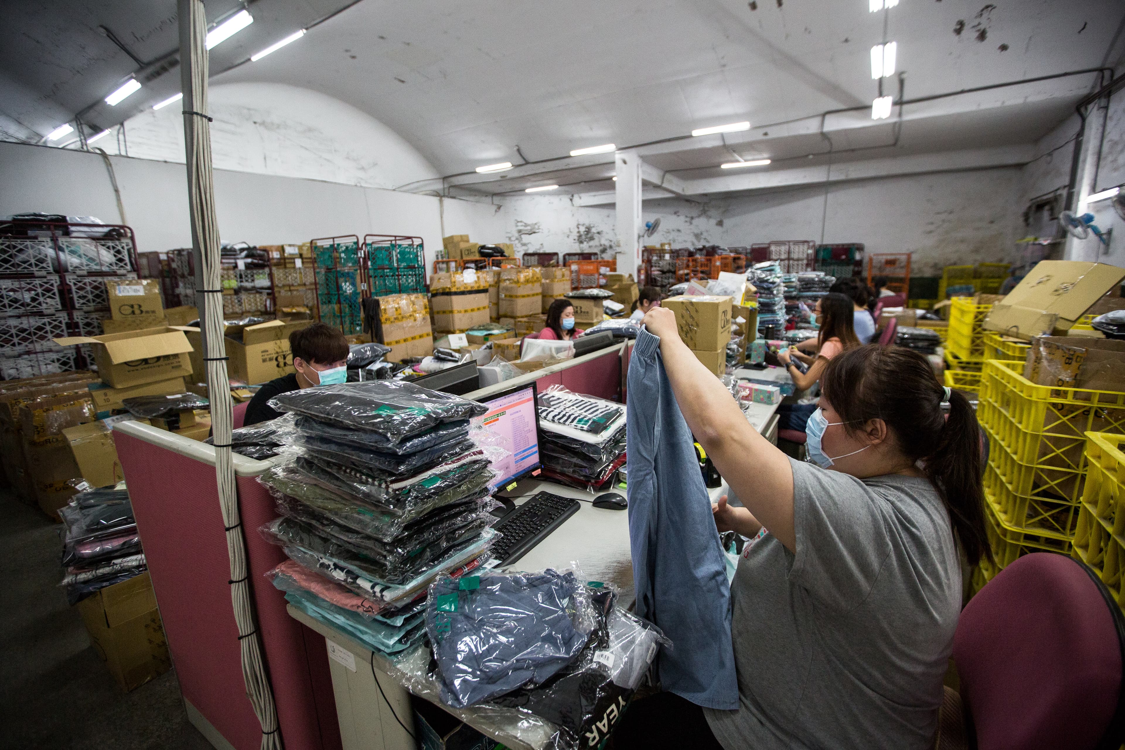 退貨部門員工會逐一檢查品項，確認商品未開封才重新入庫，已使用商品則須報廢處理。