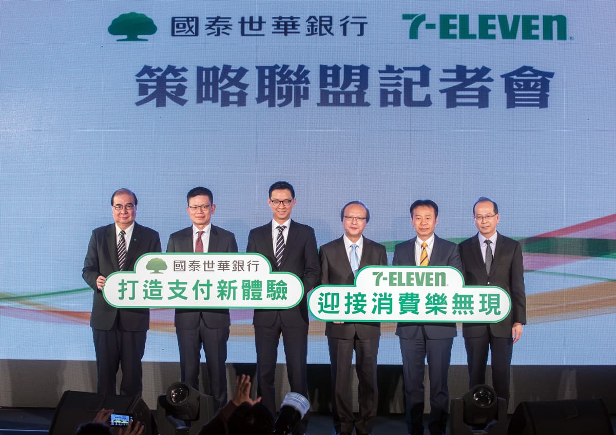 目前約在400家已鋪機的7-11，不用帶錢包只要一張國泰世華信用卡就能付款，而到明年1月底，7-11近一半店數內都能享有這樣的服務。