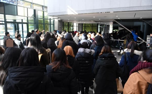 上萬名粉絲湧入峨山醫院殯儀館，向鐘鉉說聲：你辛苦了。（網路圖片）