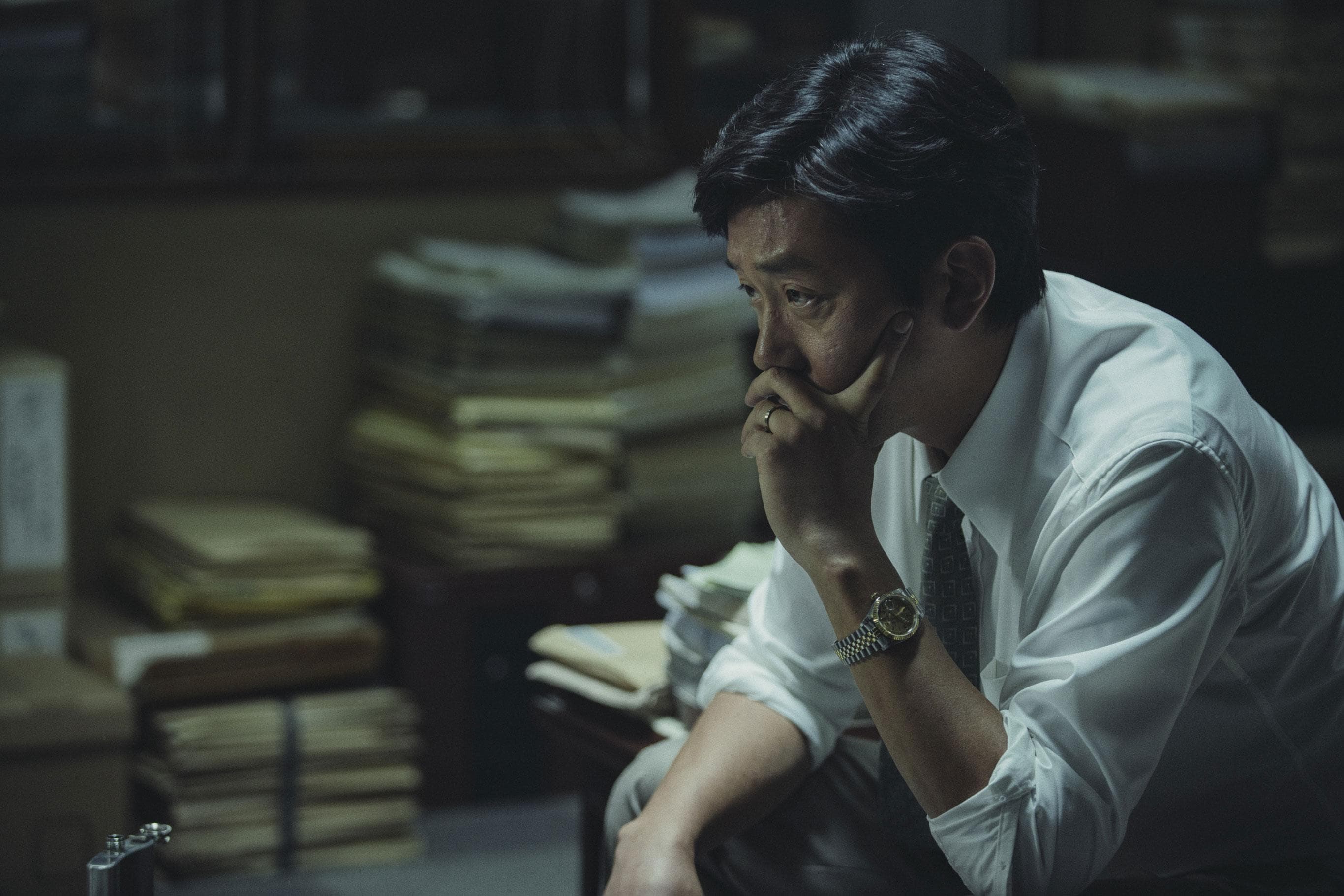 河正宇在以光州事件為背景的《1987：黎明到來的那一天》中，飾演調查大學生之死的檢察官。（車庫娛樂）