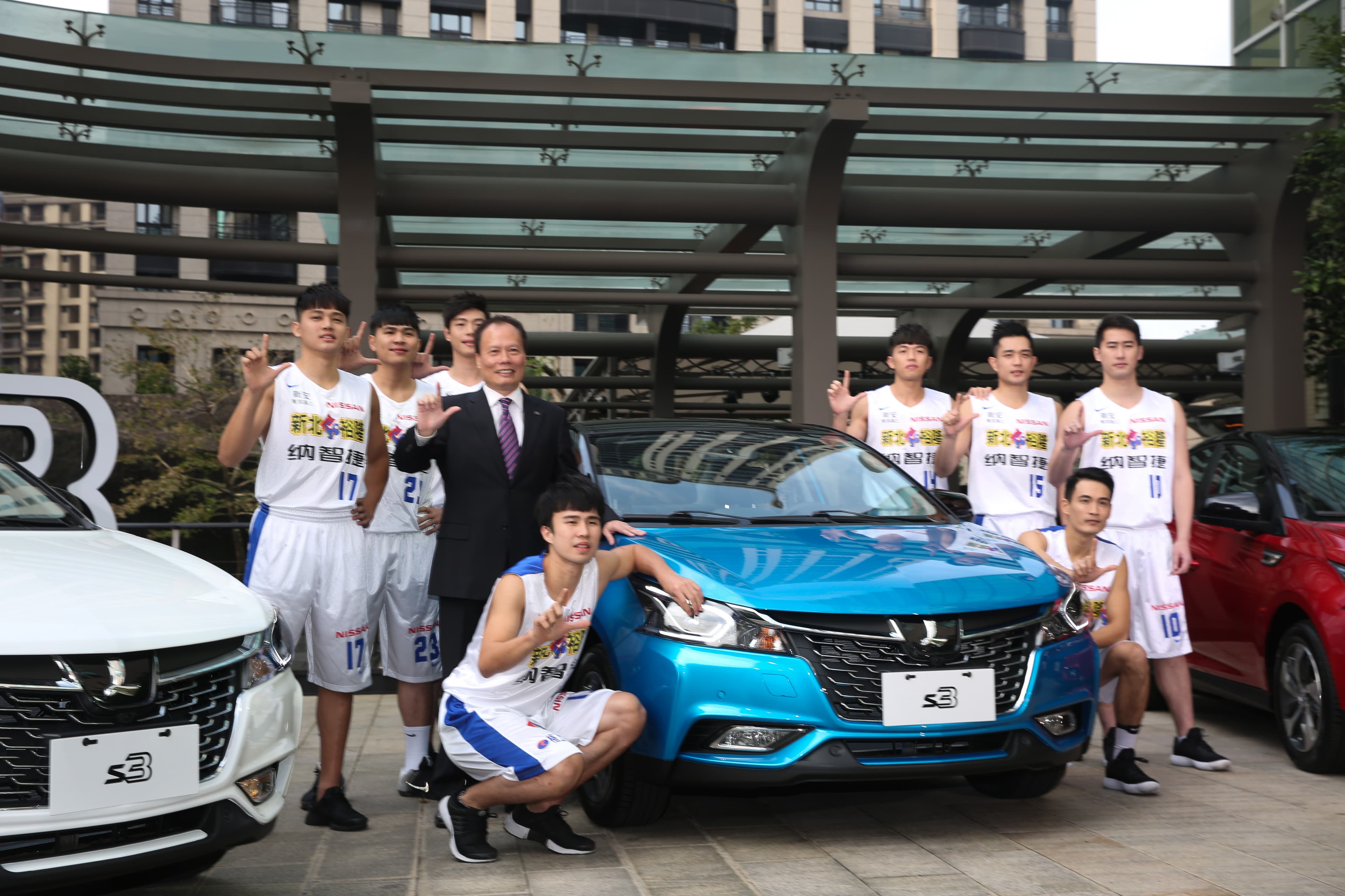 蔡文榮（穿西裝者）上任總經理後，連續發表U5、U6兩款新車都開出銷售紅盤。