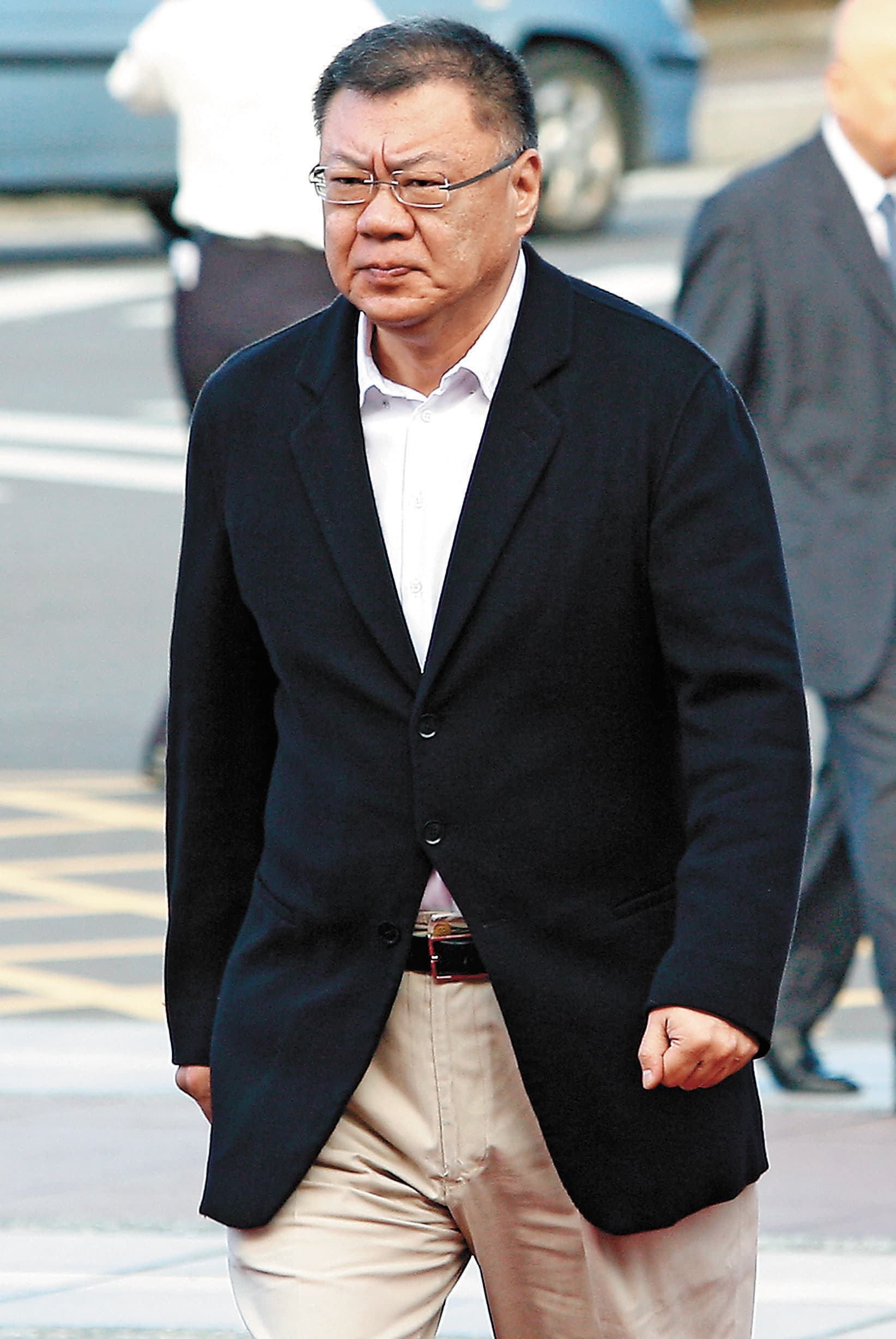 余建新毀約不買三中，談判過程中，狠嗆馬英九：「你以為總統當定了嗎？」讓馬轉折回饋。（聯合知識庫）