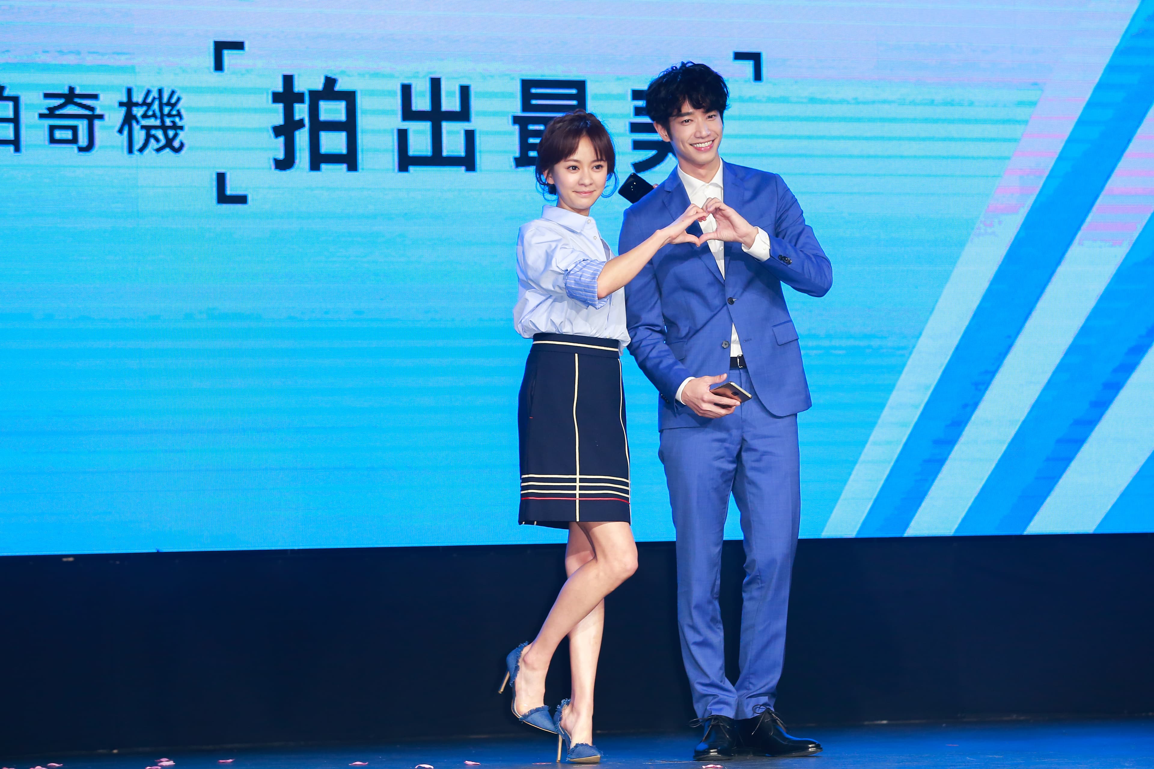 陳意涵早先和已婚的修杰楷合照，雙臂環抱對方，被很多網友批評不適當，當天受訪時她鄭重道歉。