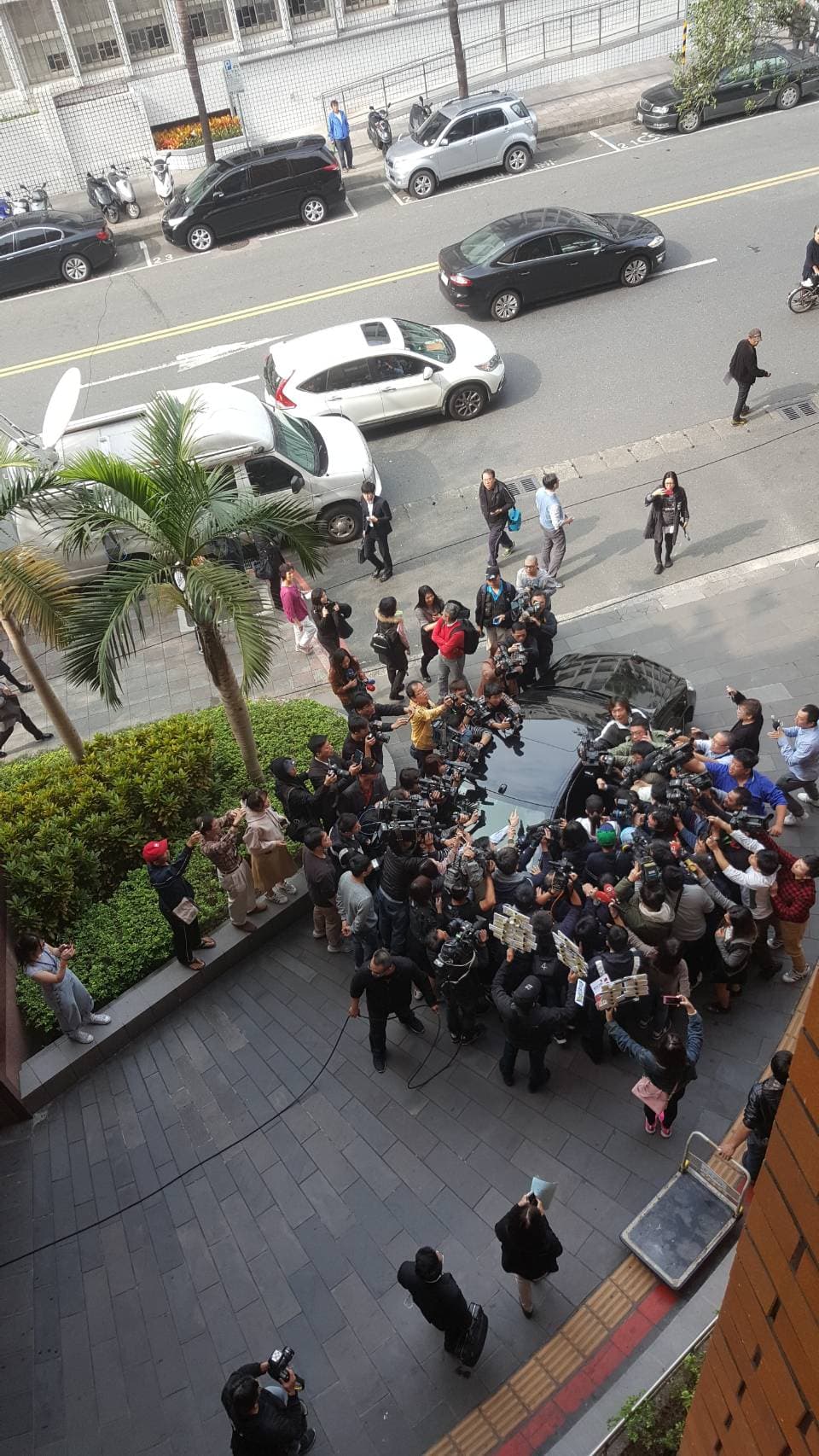 陳喬恩步出北檢時，引起現場一陣騷動。