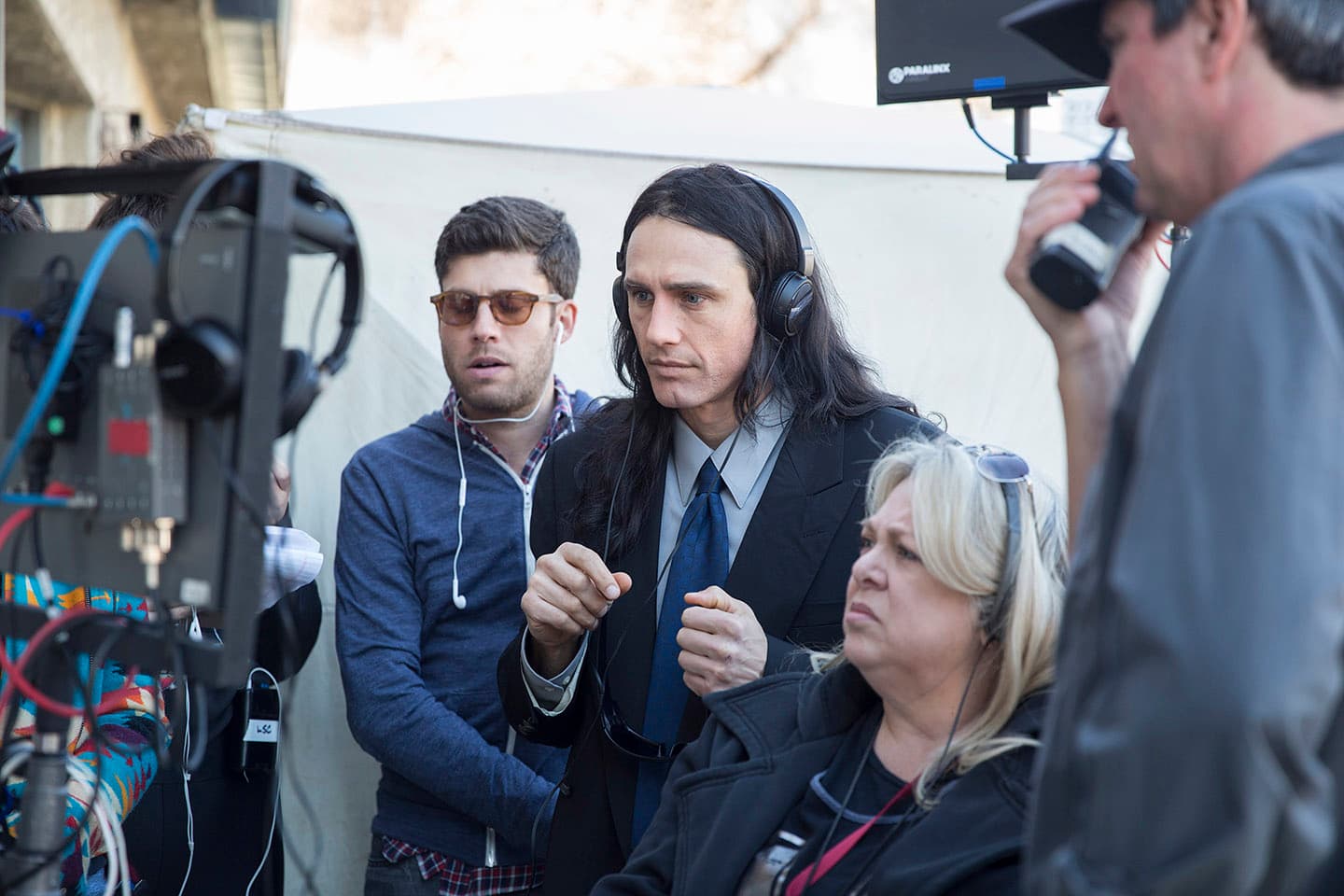 詹姆斯在拍攝期間全程湯米上身，不管動作或講話都在模仿他，完成「神還原」本尊的任務，即使在導戲時也是。（華納提供）