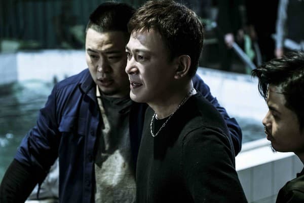 同戲演員鄭人碩透露，每當夜戲拍完後，飾演大哥的王識賢總是主動邀請大家去吃火鍋來縮短彼此的距離。（理大國際提供）