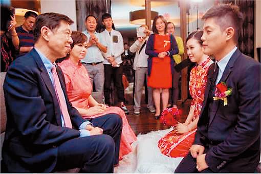 伊林名模吳品萱（右二）2014年元月嫁給貿易商Sean（右一），不料婚姻僅短短3年。