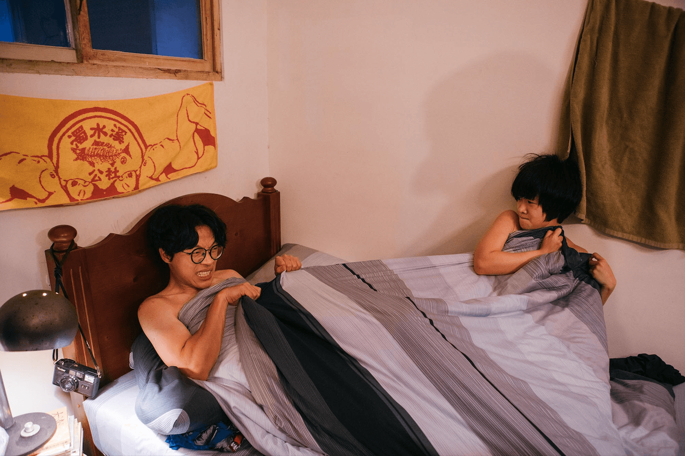 因為是喜劇版床戲，盧廣仲跟嚴正嵐兩人袒裎相見也很尷尬，不敢多看。（氧氣電影提供）