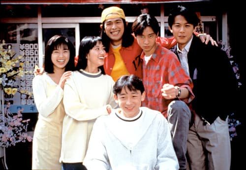 當年經典日劇《一個屋簷下》中，石田壹成（右二）演出三弟的角色，右一為福山雅治，中為江口洋介，左一為酒井法子。（翻攝middle-edge網站）