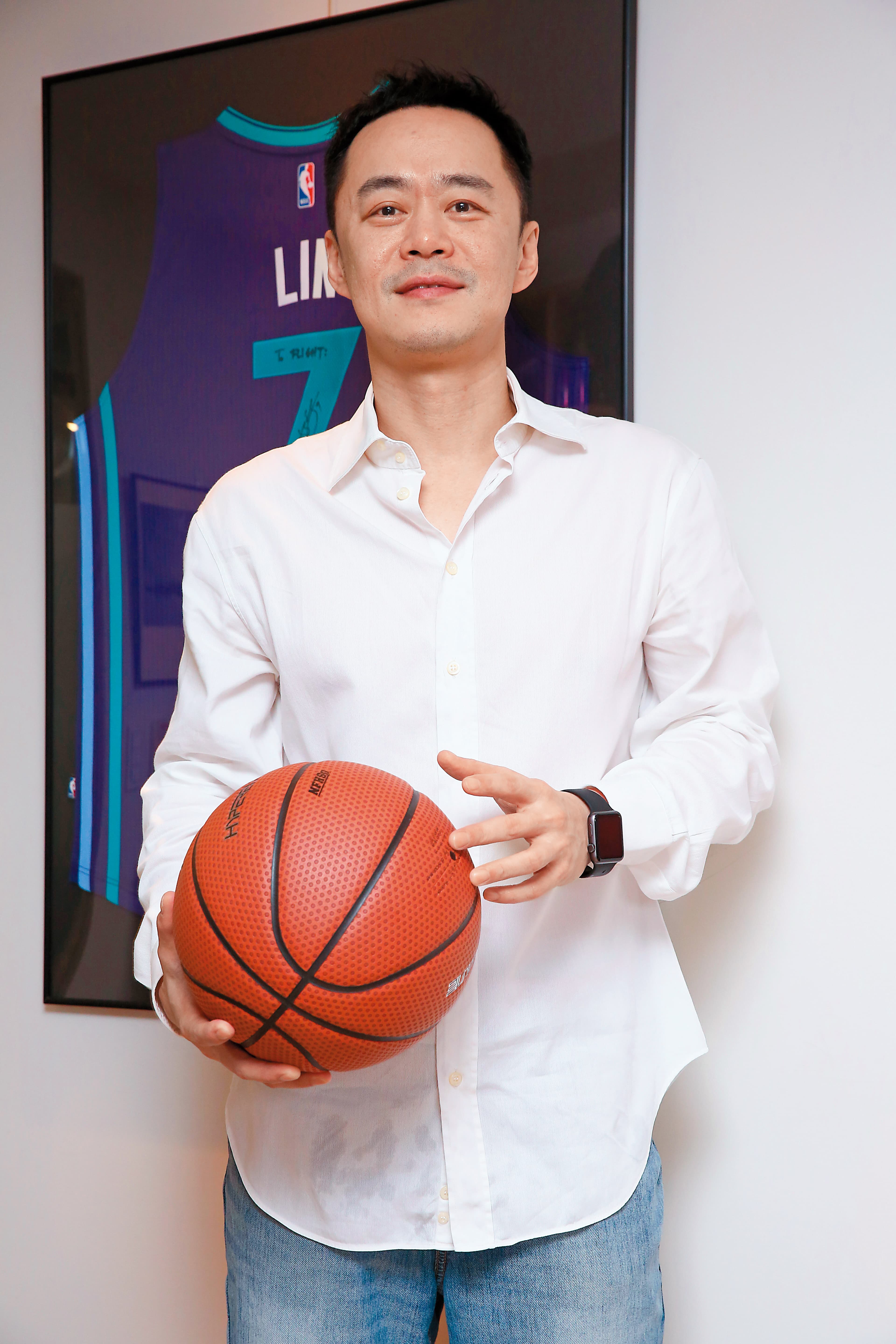 雖然已經45歲，張承中依舊魅力無窮，許多妹想要黏他。