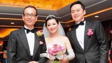 2011年，張承中跟才遭火灼傷、復健的Selina完婚，從此他有不離不棄的愛妻形象。（華研提供）