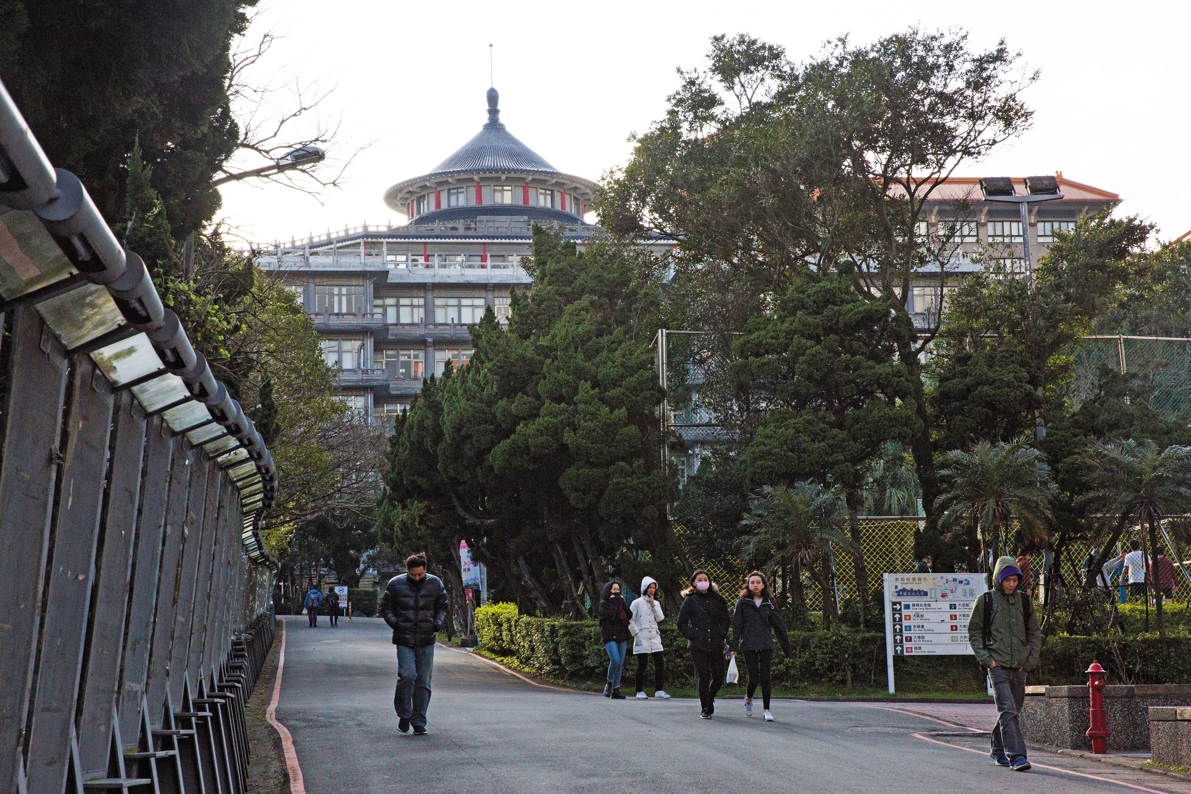 文化大學位於陽明山上是國內知名的私立大學，但董事會十幾年來一直紛爭不斷，頻頻躍上新聞版面。