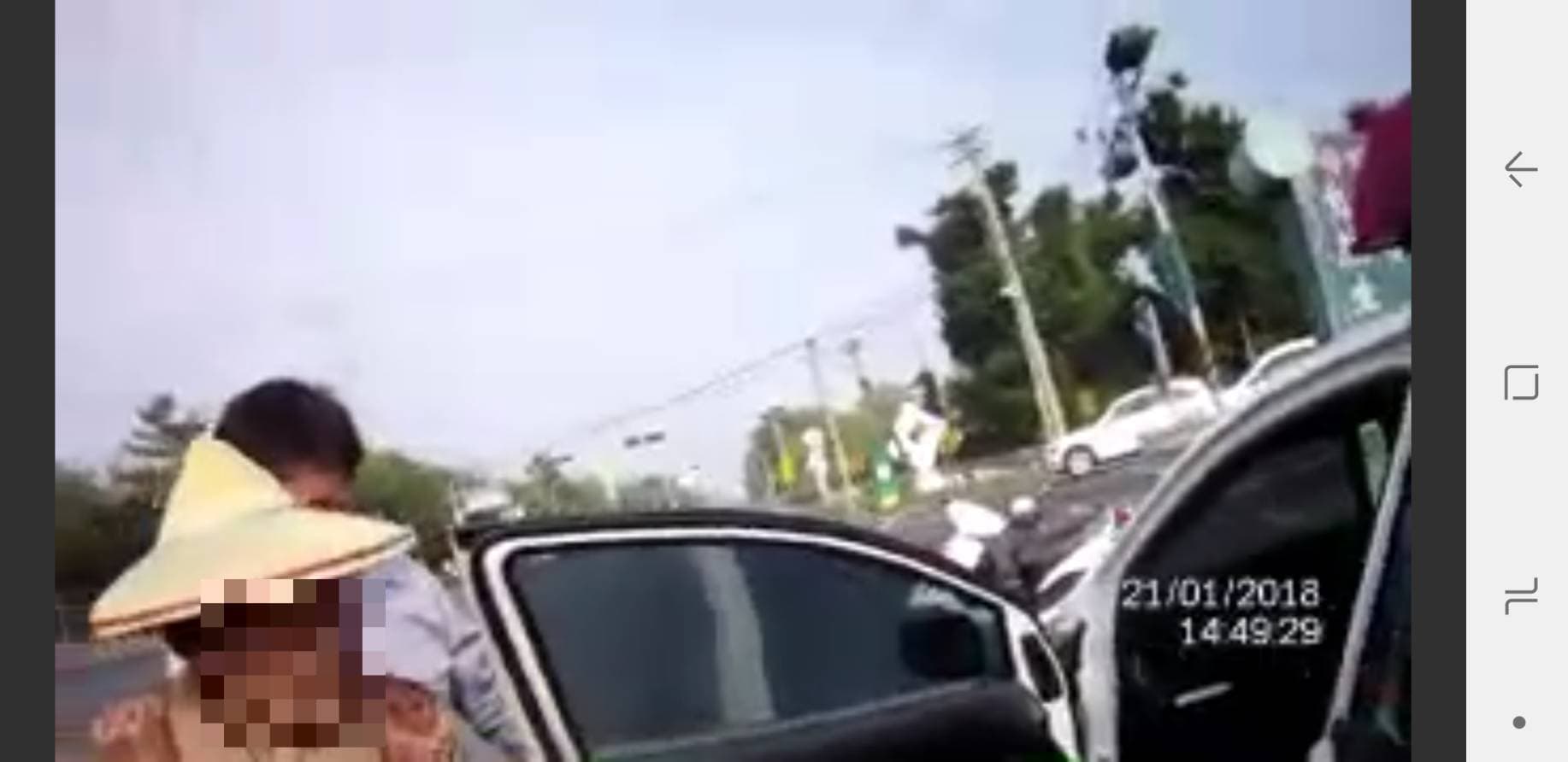 82歲失智婦人欲回家，險騎三輪車上國道遭警攔。（警方提供）