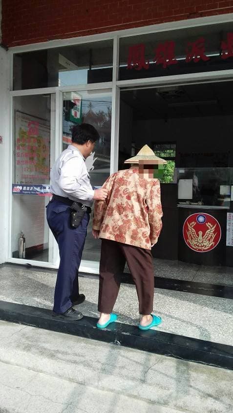 暖警先將婦人帶回警局，再透過人臉辨識系統通知家屬領回。（警方提供）