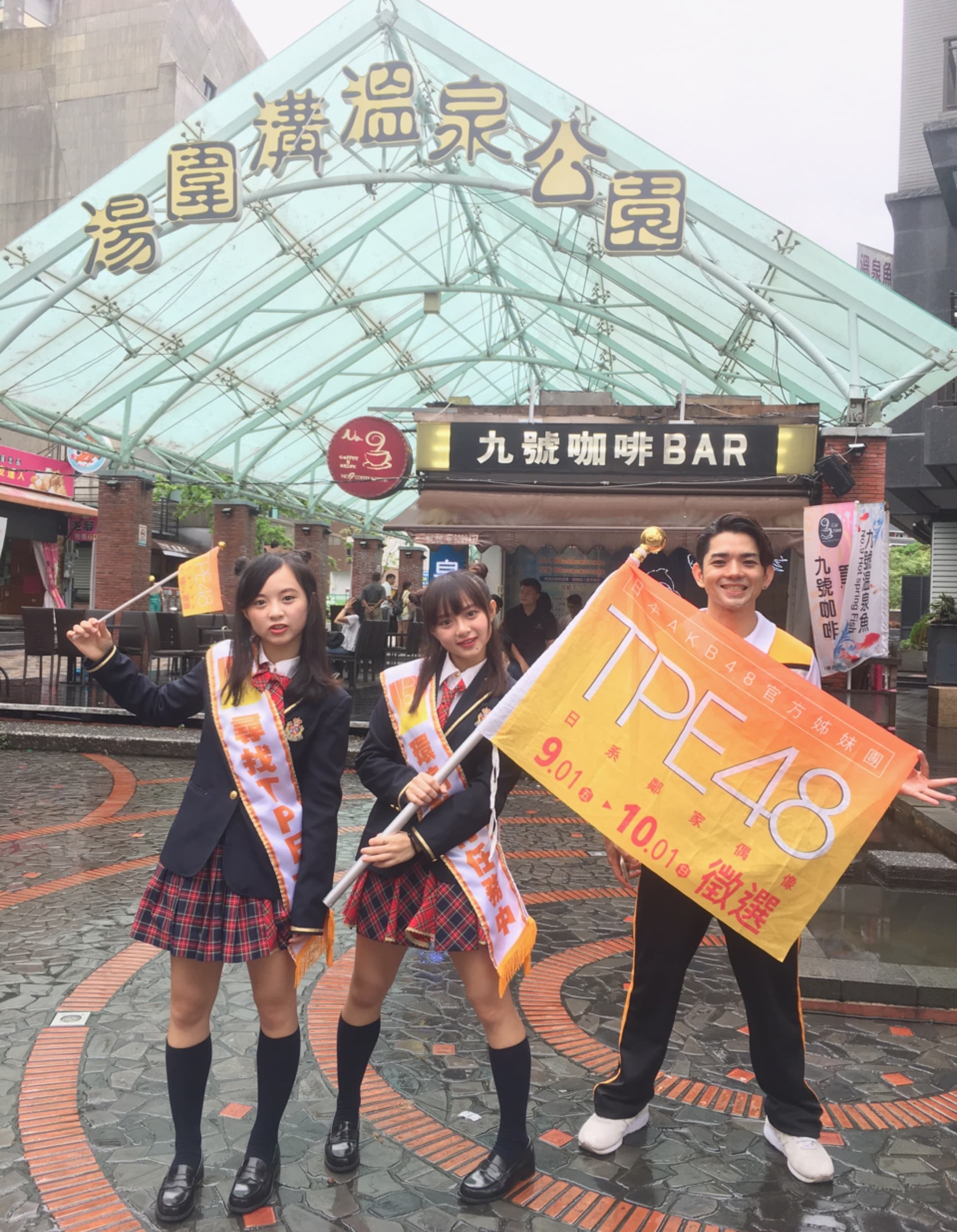 陳詩媛（左）、陳詩雅姊妹花隨喜瀨健為TPE48徵選環島宣傳。（紅杉娛樂提供）