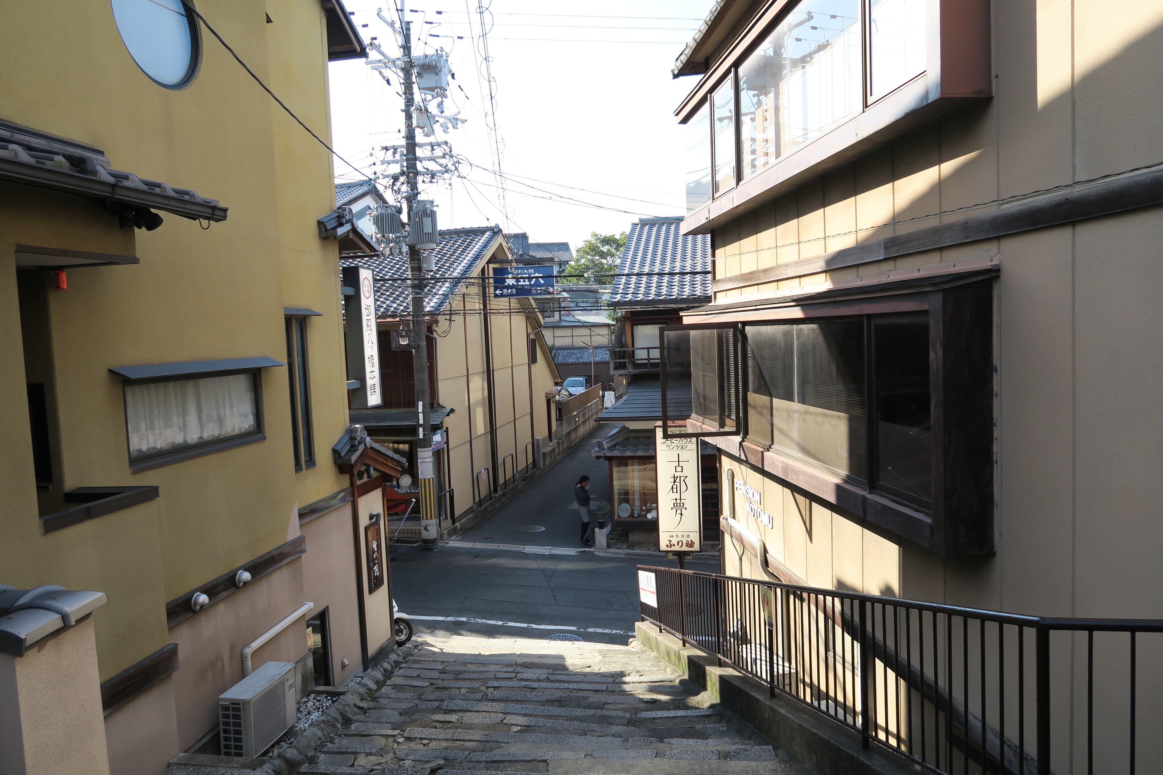 日本空屋率高達13.5%，估計到了2033年，平均每三戶就會有一戶是空屋。日本政府將大幅開放民宿資格，目的之一就是希望活用閒置房產。（東方IC）