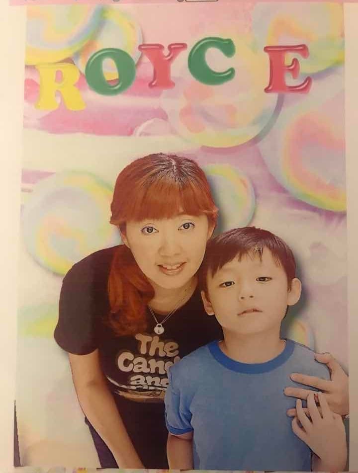 Royce的重度自閉症除了智力停滯不前，還有語言困難，身為重度自閉症兒的母親，倪詩蓓十幾年來從沒放下的一天。（翻攝自倪詩蓓微博）