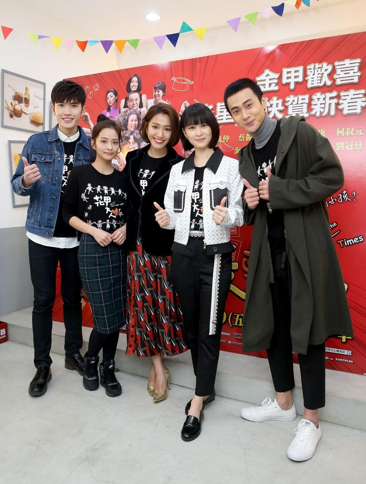 植劇場亮星計畫培養劉冠廷（右起）、江宜蓉、林意箴、葉星辰等新演員，皆參與《花甲》演出。（左一：曲獻平非亮星計畫演員）（氧氣電影提供）